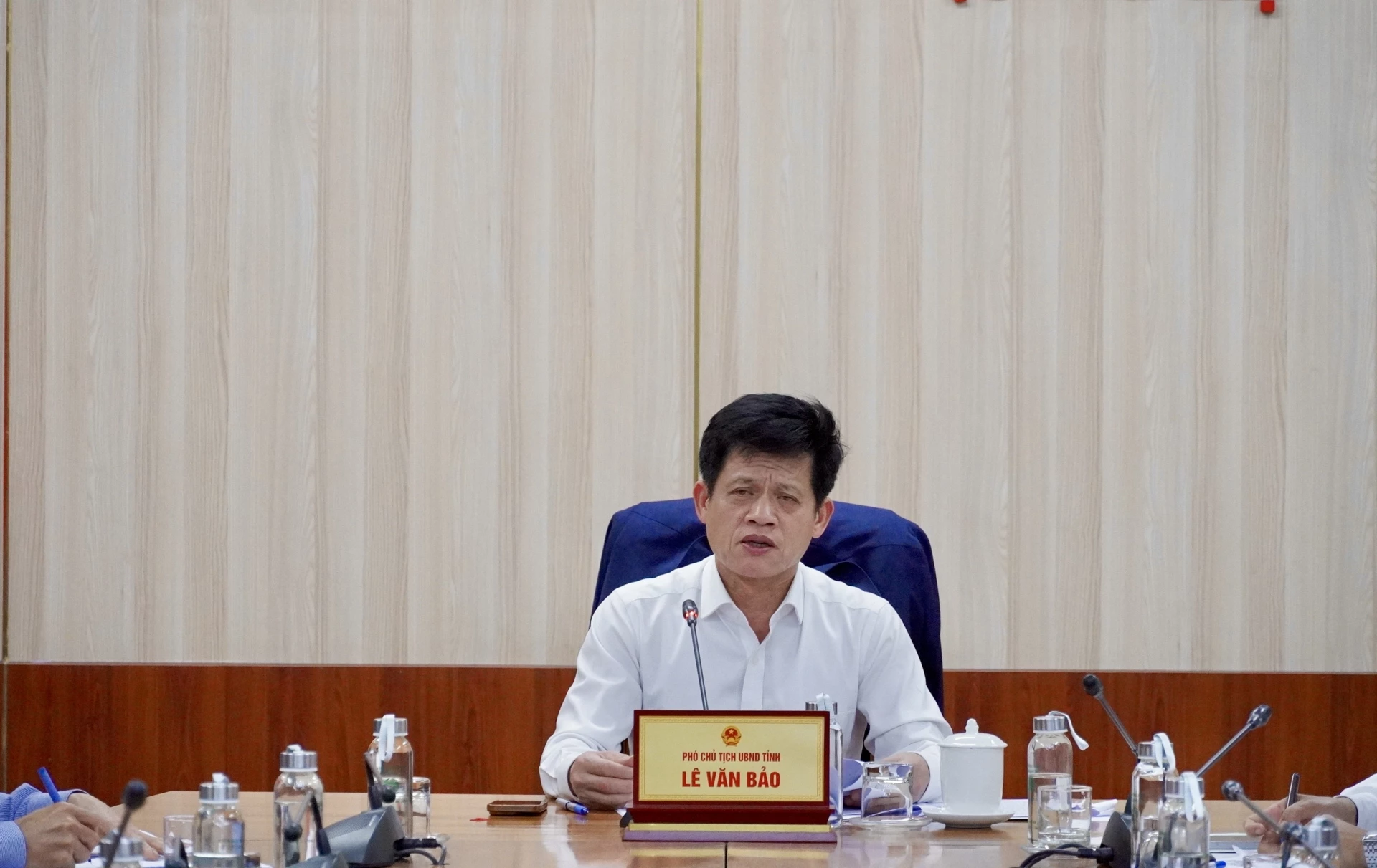 Đồng chí Lê Văn Bảo, Ủy viên Ban Thường vụ Tỉnh ủy, Phó Chủ tịch UBND tỉnh chủ trì cuộc họp tại điểm cầu Quảng Trị - Ảnh: H.N