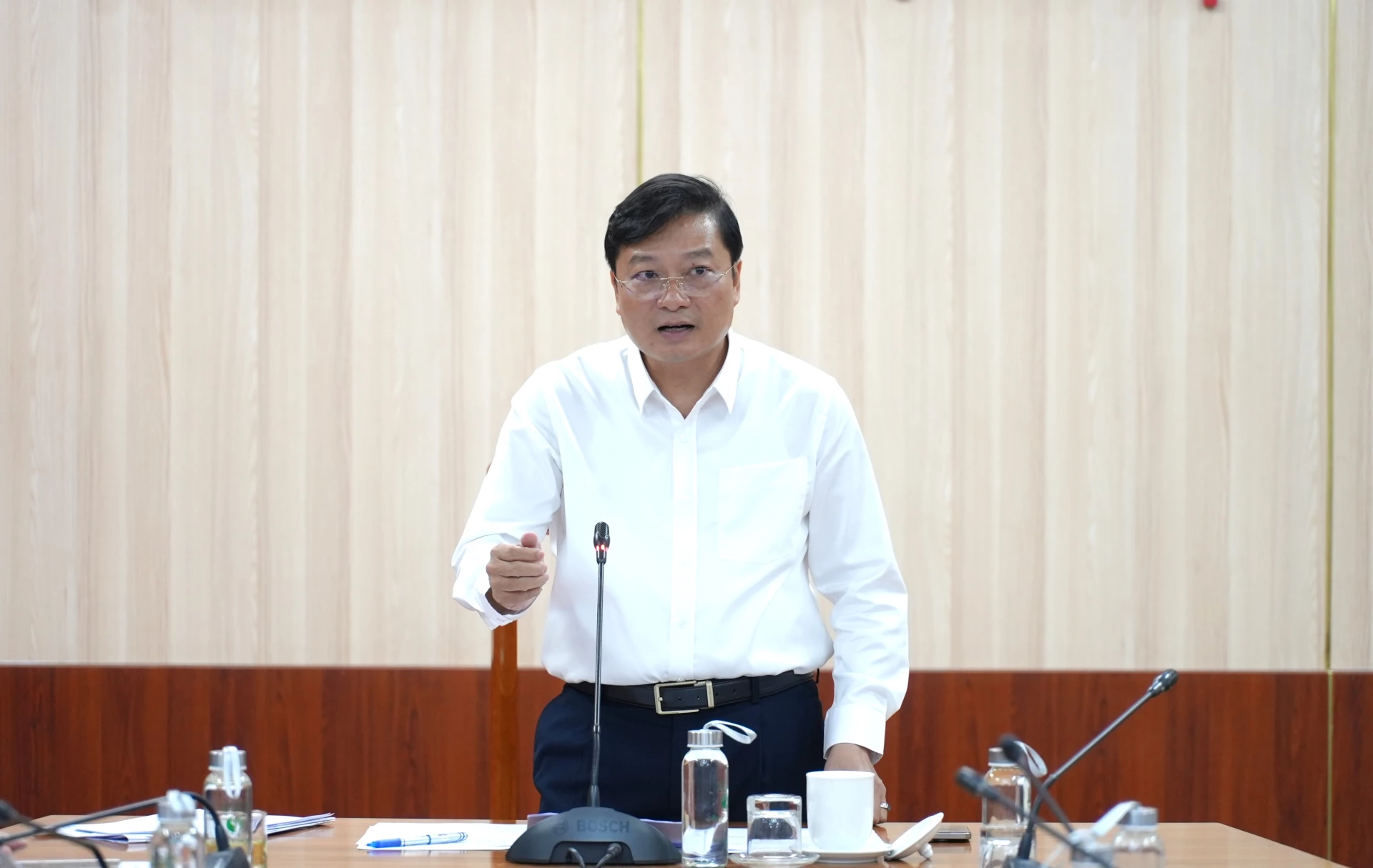 Đồng ch&iacute; L&ecirc; Hồng Vinh, Chủ tịch UBND tỉnh ph&aacute;t biểu kết luận cuộc họp - Ảnh: Trung Đức