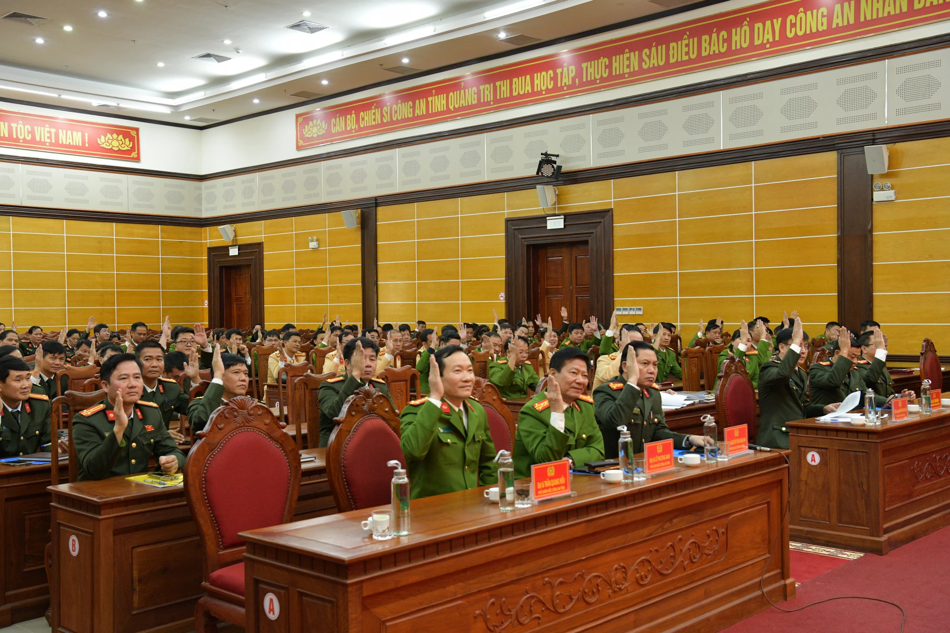 Biểu quyết danh s&aacute;ch dự kiến giới thiệu ứng cử đại biểu Quốc hội kh&oacute;a XVI, đại biểu HĐND tỉnh nhiệm kỳ 2026-2031