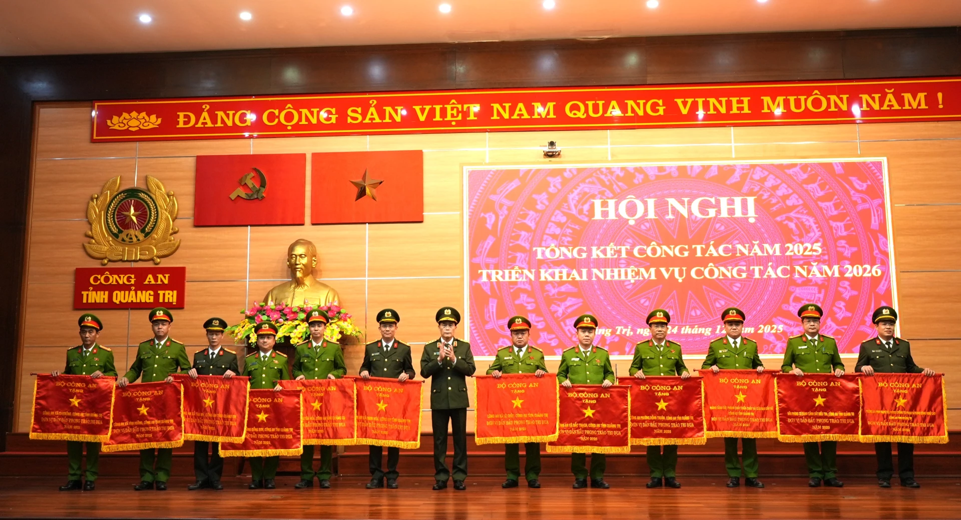 Đồng ch&iacute; Thượng tướng L&ecirc; Quốc H&ugrave;ng, Thứ trưởng Bộ C&ocirc;ng an trao Cờ thi đua của Bộ C&ocirc;ng an cho c&aacute;c tập thể thuộc C&ocirc;ng an tỉnh Quảng Trị - Ảnh: Trung Đức