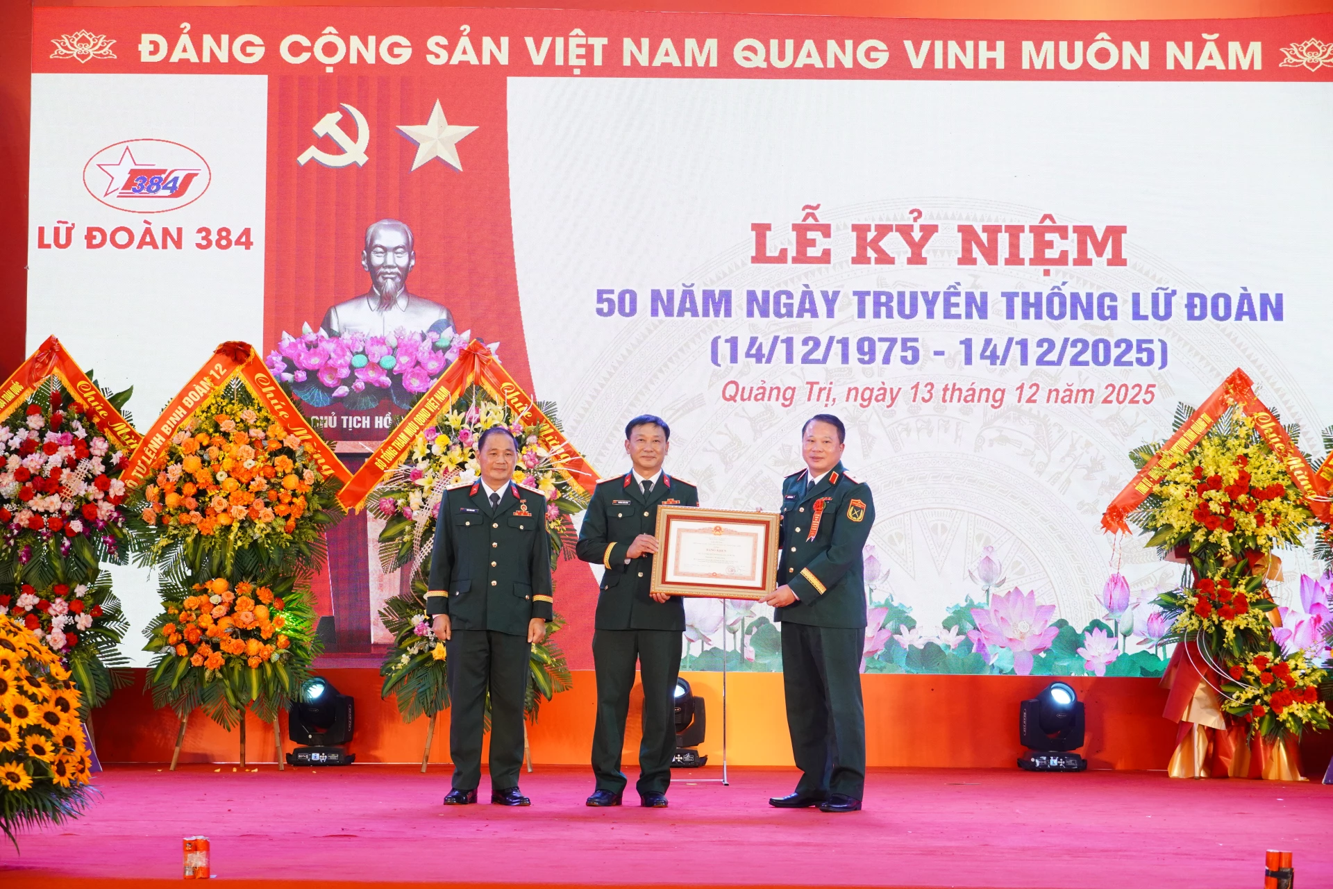 Thiếu tướng Nguyễn Hữu Ngọc, Tư lệnh Binh đoàn 12 trao Bằng khen của Thủ tướng Chính phủ cho Lữ đoàn 384 (công ty xây dựng 384) - Ảnh: Tạ Hưng