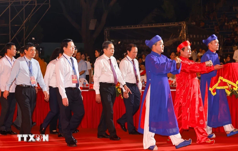 Chủ tịch Quốc hội Trần Thanh Mẫn và đoàn đại biểu rước Văn tế vào Đền Kiếp Bạc. (Ảnh: Doãn Tấn/TTXVN)