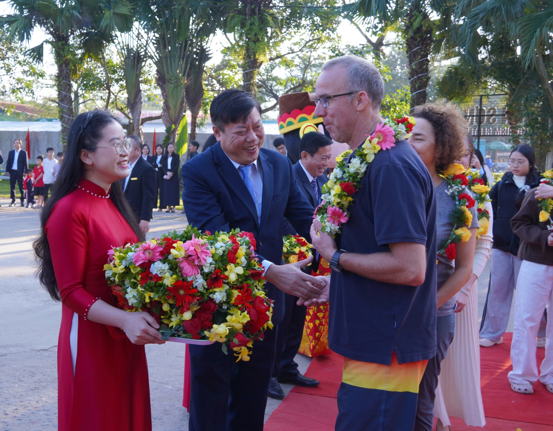 Đại diện lãnh đạo Sở Văn hóa-Thể thao và Du lịch tặng hoa chào mừng khách du lịch - Ảnh: N.H