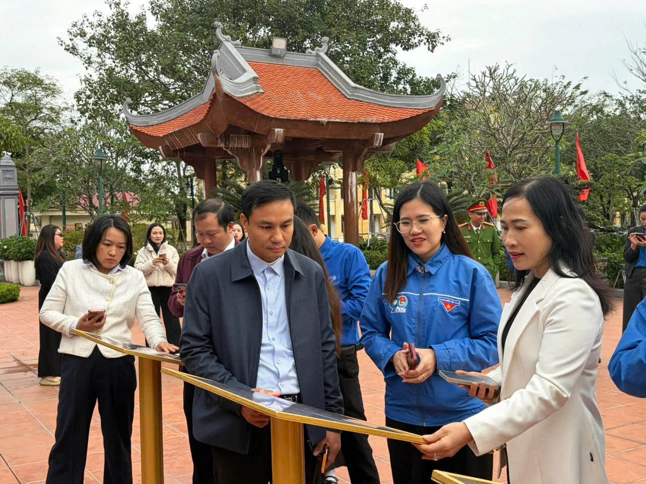 Lãnh đạo phường Đồng Hới tham gia trải nghiệm tại công trình phần việc ý nghĩa của đoàn viên, thanh niên - Ảnh: H.Tr