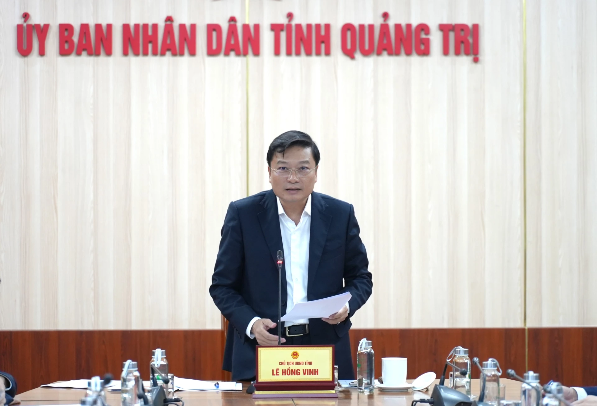 Đồng chí Lê Hồng Vinh, Chủ tịch UBND tỉnh báo cáo tiến độ thực hiện Chiến dịch Quang Trung tại tỉnh Quảng Trị - Ảnh: Trung Đức
