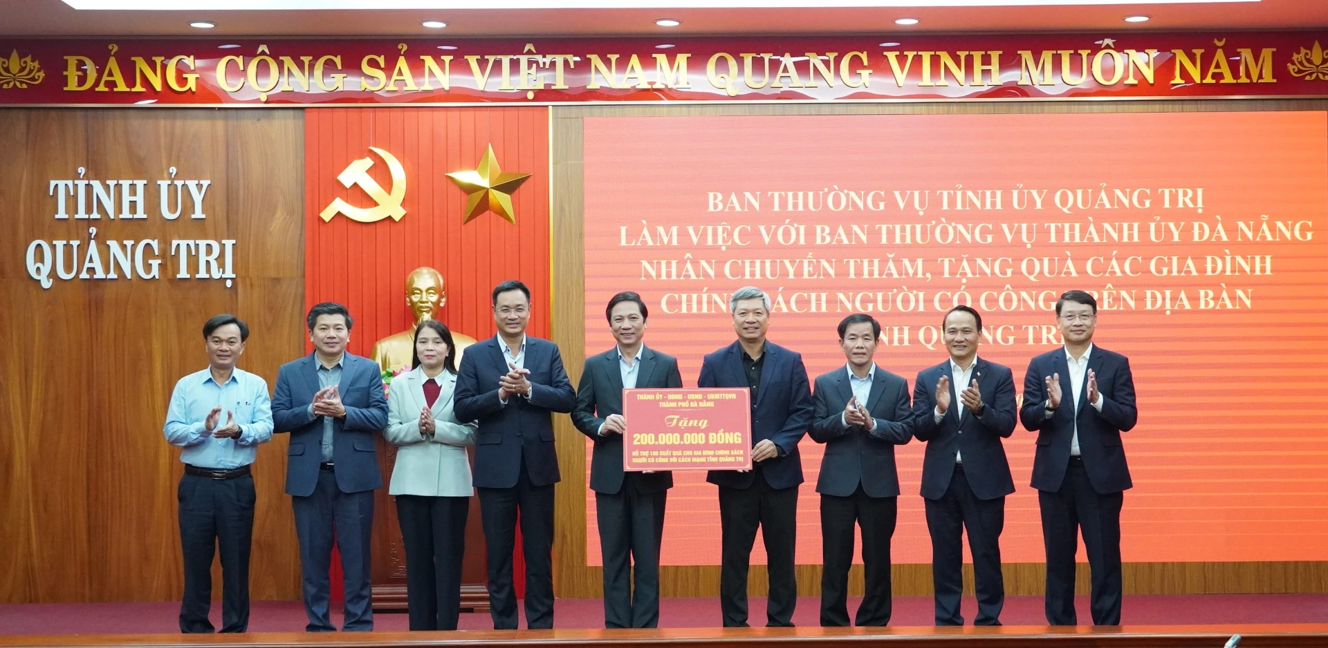 Th&agrave;nh ủy, HĐND, UBND, Ủy ban MTTQ Việt Nam th&agrave;nh phố Đ&agrave; Nẵng trao tặng 100 suất qu&agrave; cho gia đ&igrave;nh ch&iacute;nh s&aacute;ch, người c&oacute; c&ocirc;ng tr&ecirc;n địa b&agrave;n tỉnh Quảng Trị - Ảnh: QV