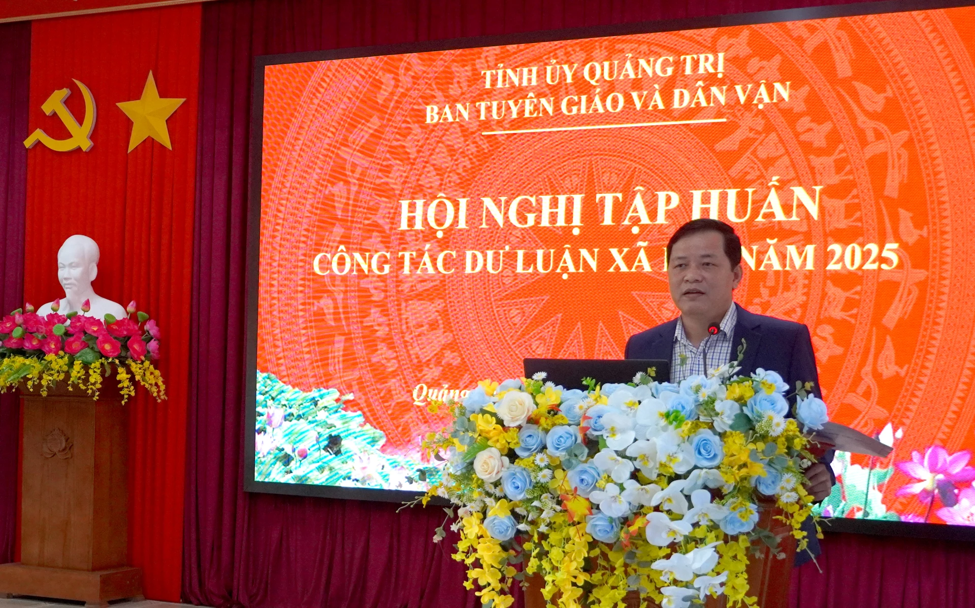 Đồng chí Trần Ngọc Ánh, Phó Trưởng ban Tuyên giáo và Dân vận Tỉnh ủy đặt vấn đề tại hội nghị. Ảnh: H.Tr.