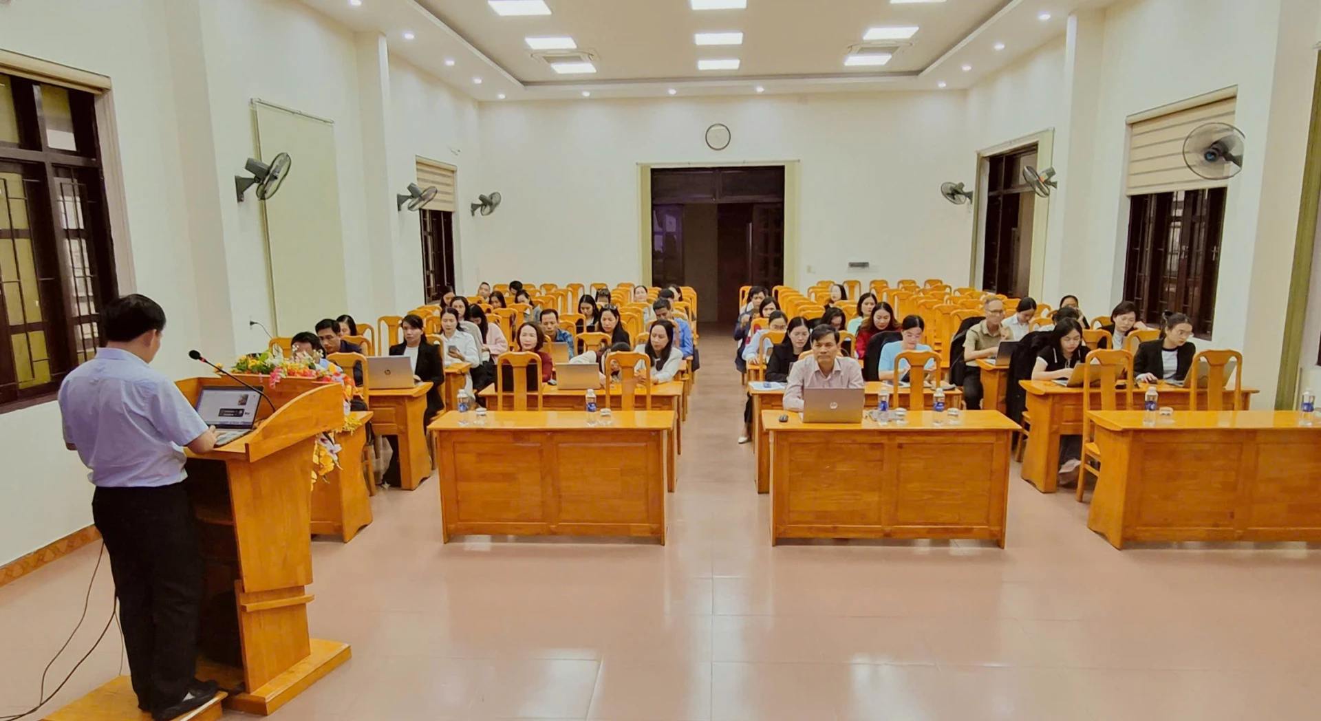 Ủy ban MTTQVN tỉnh tập huấn ứng dụng công nghệ thông tin và trí tuệ nhân tạo (AI) cho cán bộ, công chức, người lao động - Ảnh: N.L