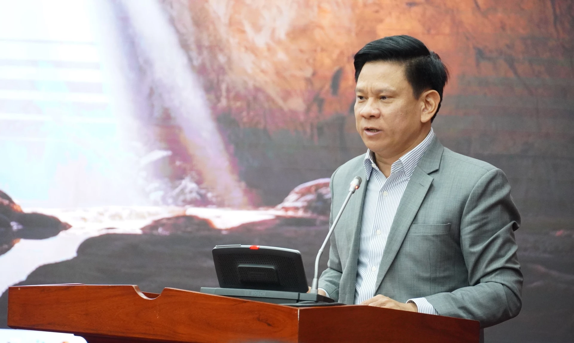 Đồng ch&iacute; L&ecirc; Vĩnh Thế, Ph&oacute; Chủ tịch HĐND tỉnh, Ch&aacute;nh Văn ph&ograve;ng Tỉnh ủy b&aacute;o c&aacute;o c&ocirc;ng t&aacute;c đảm bảo phục vụ Đo&agrave;n đại biểu Đảng bộ tỉnh Quảng Trị dự Đại hội XIV của Đảng - Ảnh: QV