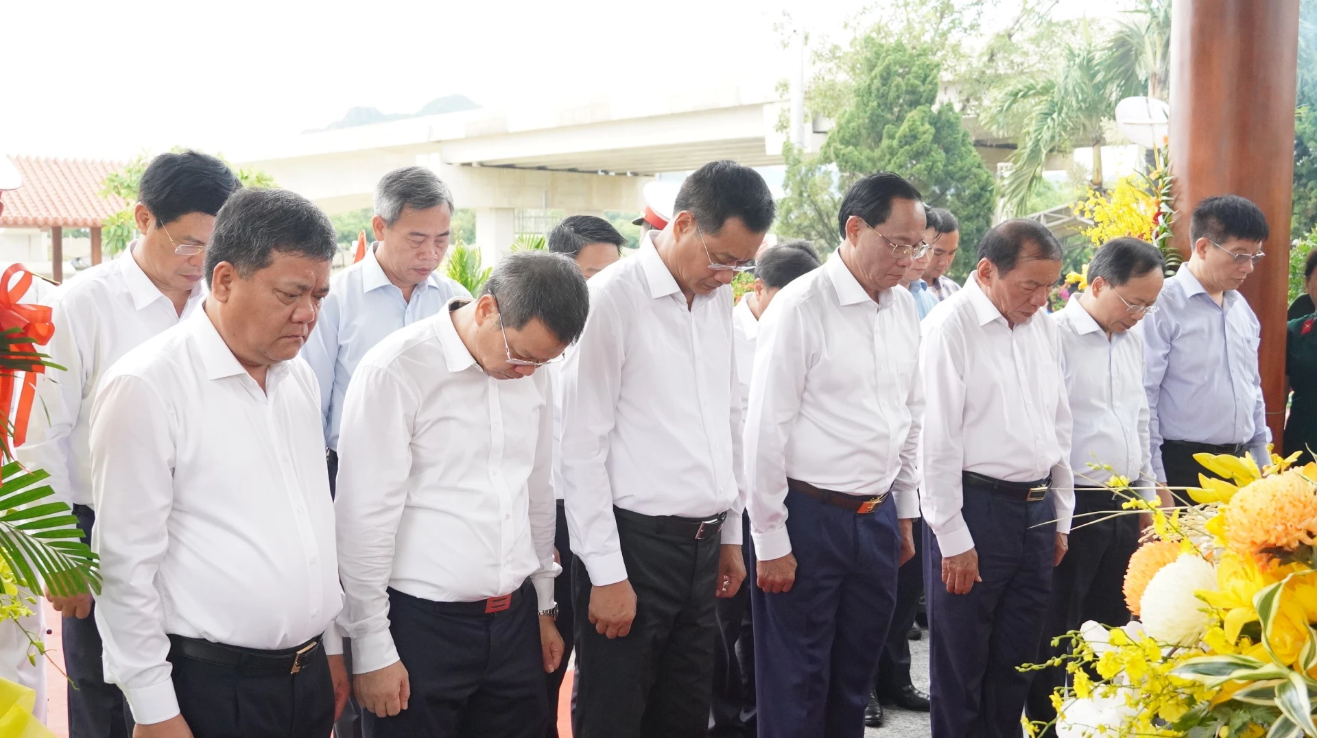 Các đại biểu dâng hương tưởng niệm các anh hùng liệt sỹ Bia tưởng niệm Di tích lịch sử quốc gia Bến phà II Long Đại - Ảnh: QV