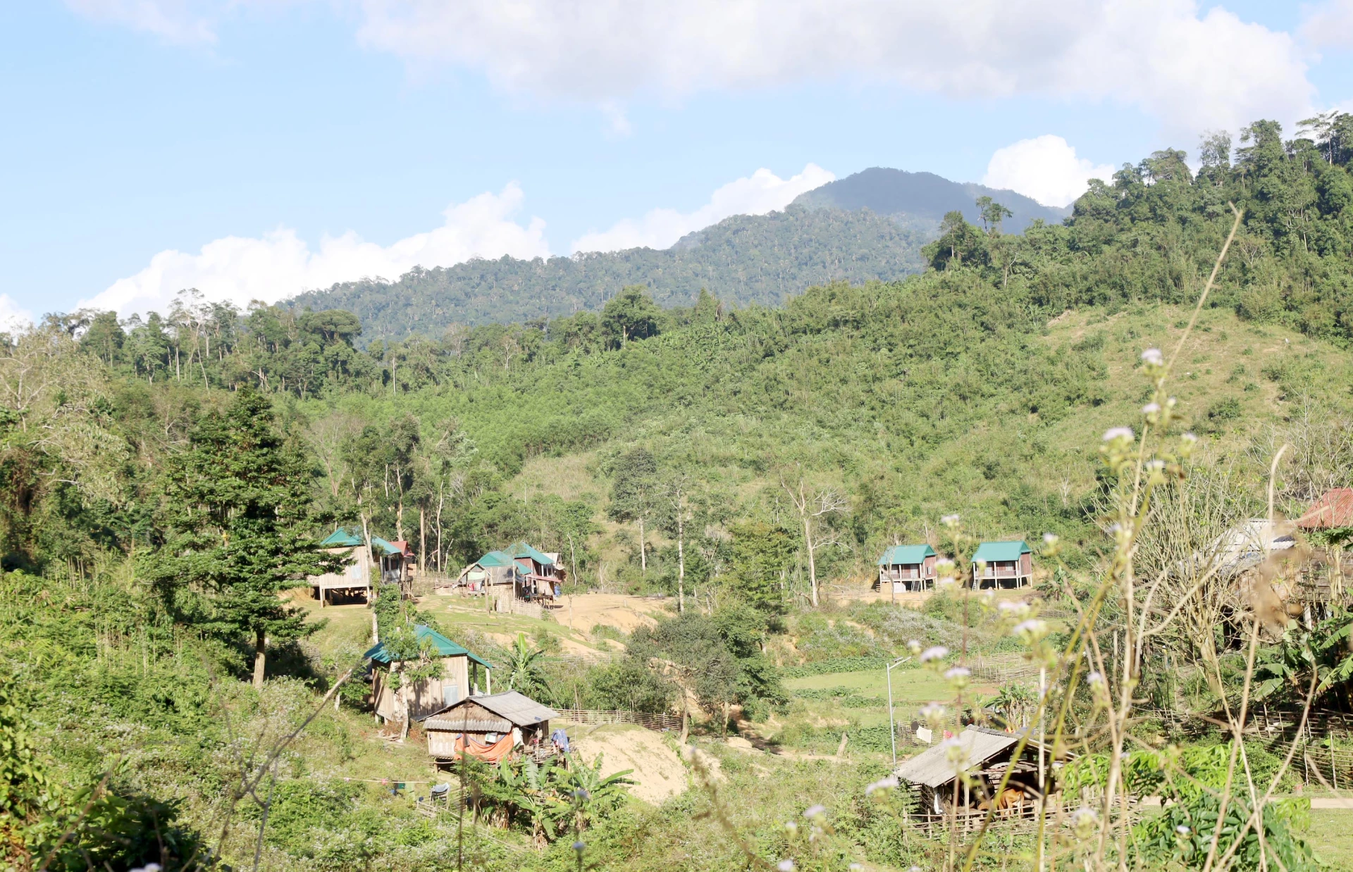 Nhờ bám sát cơ sở, tổ “Đảng viên bám bản” tại bản A Ki đã tham mưu cho chính quyền xã Thượng Trạch triển khai thực hiện hiệu quả chương trình xóa nhà tạm, nhà dột nát cho đồng bào - Ảnh: V.M
