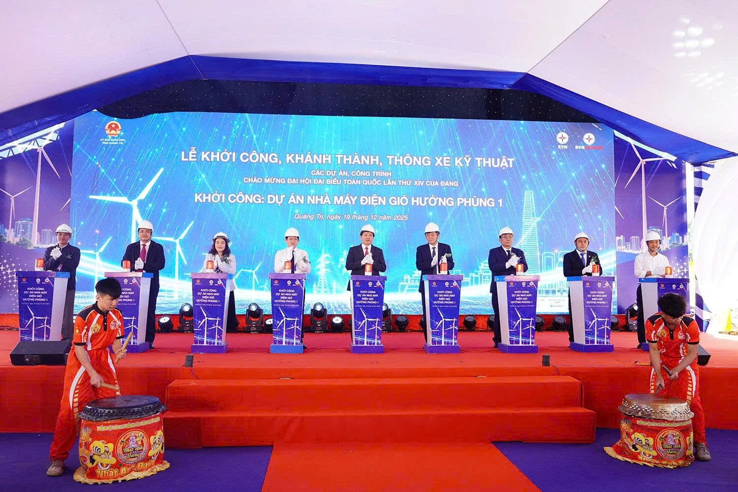 Các đồng chí lãnh đạo tỉnh và Tâp đoàn Điện lực Việt Nam, Tổng công ty phát điện 2 và các ngành, địa phương bấm nút khởi công dự án- Ảnh: Tạ Hưng