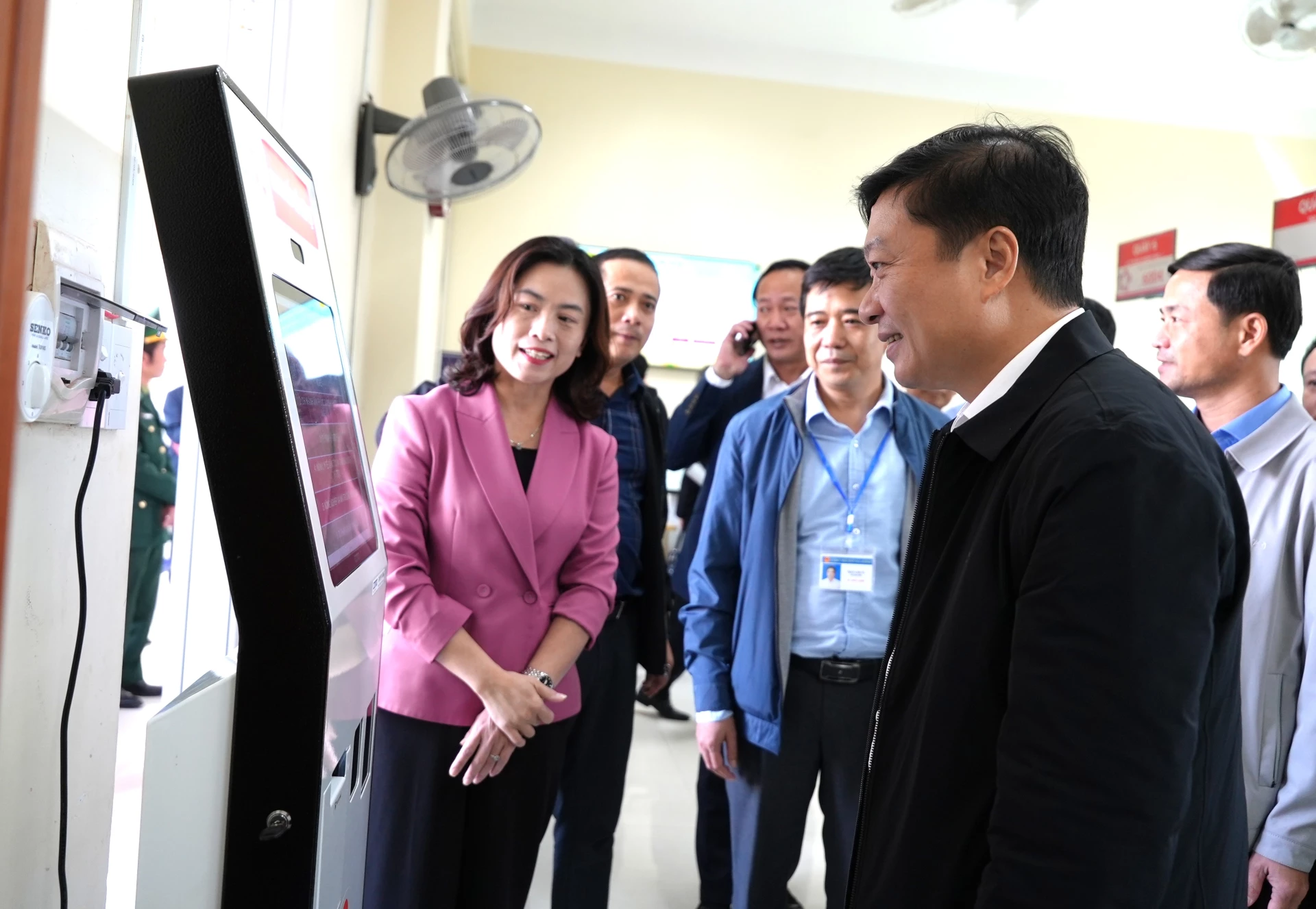 Đồng chí Lê Hồng Vinh, Chủ tịch UBND tỉnh kiểm tra tại Trung tâm phục vụ hành chính xã Lao Bảo - Ảnh: Trung Đức