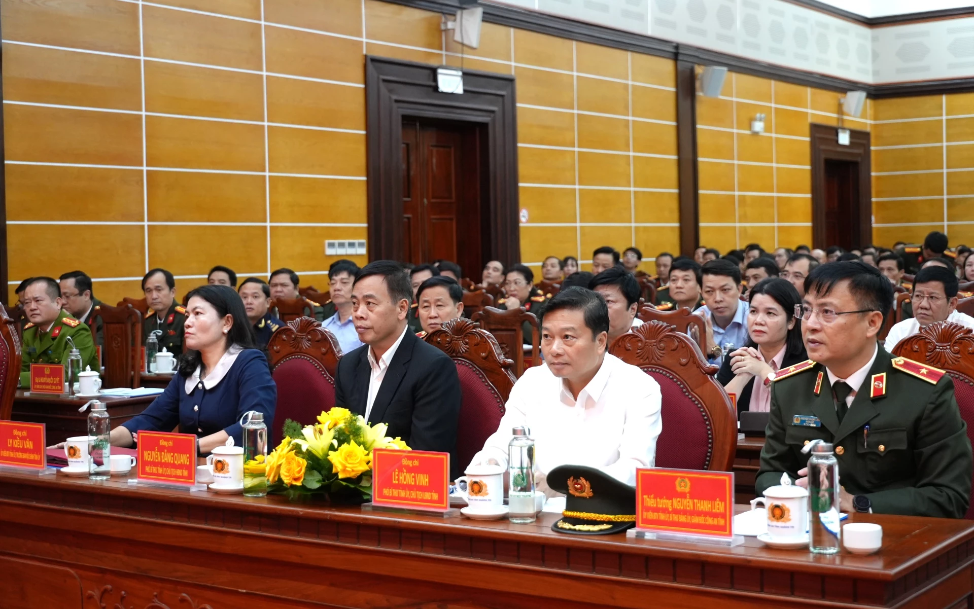 C&aacute;c đồng ch&iacute; l&atilde;nh đạo tỉnh dự hội nghị - Ảnh: Trung Đức