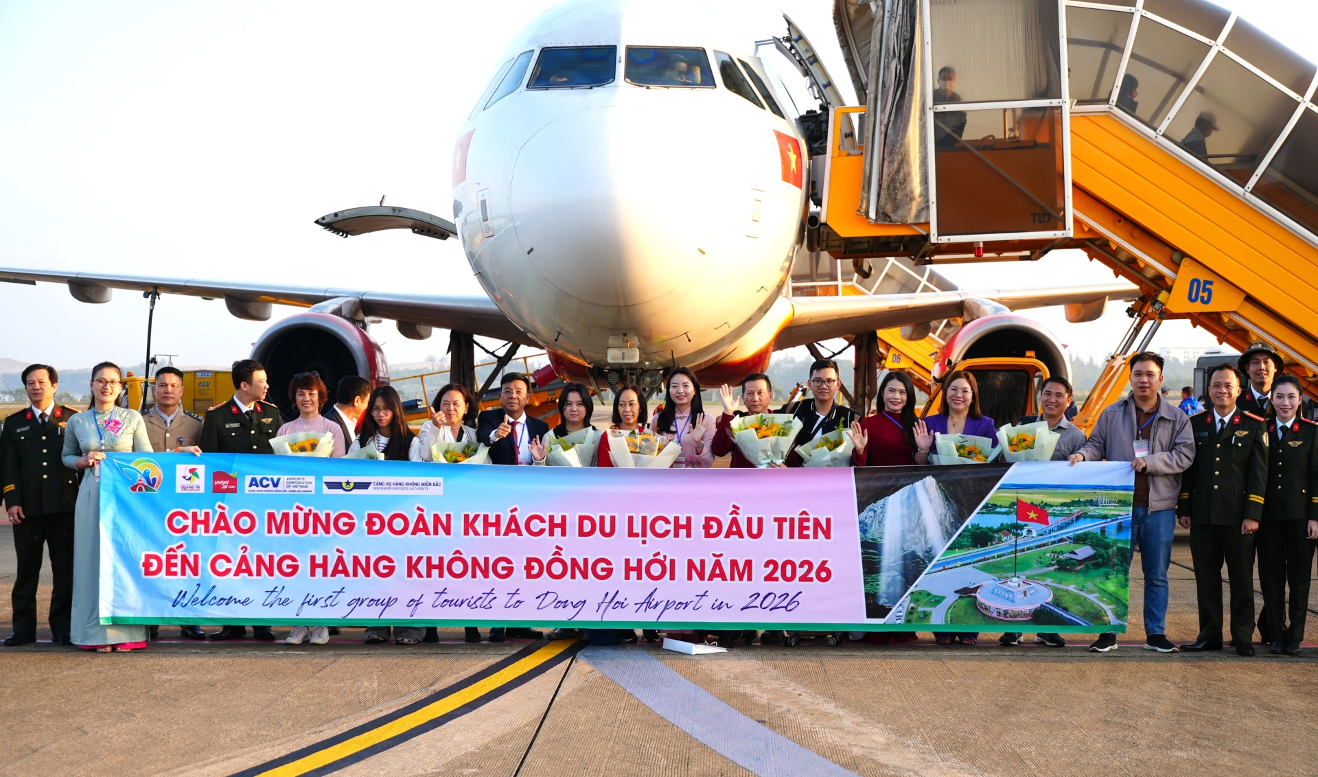 L&atilde;nh đạo Sở Văn h&oacute;a, Thể thao v&agrave; Du lịch c&ugrave;ng c&aacute;c đơn vị c&oacute; li&ecirc;n quan tặng hoa cho những vị kh&aacute;ch đầu ti&ecirc;n đến Quảng Trị bằng đường h&agrave;ng kh&ocirc;ng năm 2026 - Ảnh: Trung Đức