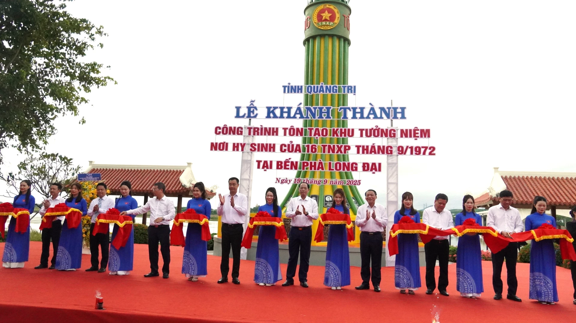 Cắt băng khánh thành Công trình tôn tạo Khu tưởng niệm nơi hy sinh của 16 Thanh niên xung phong - Ảnh: QV