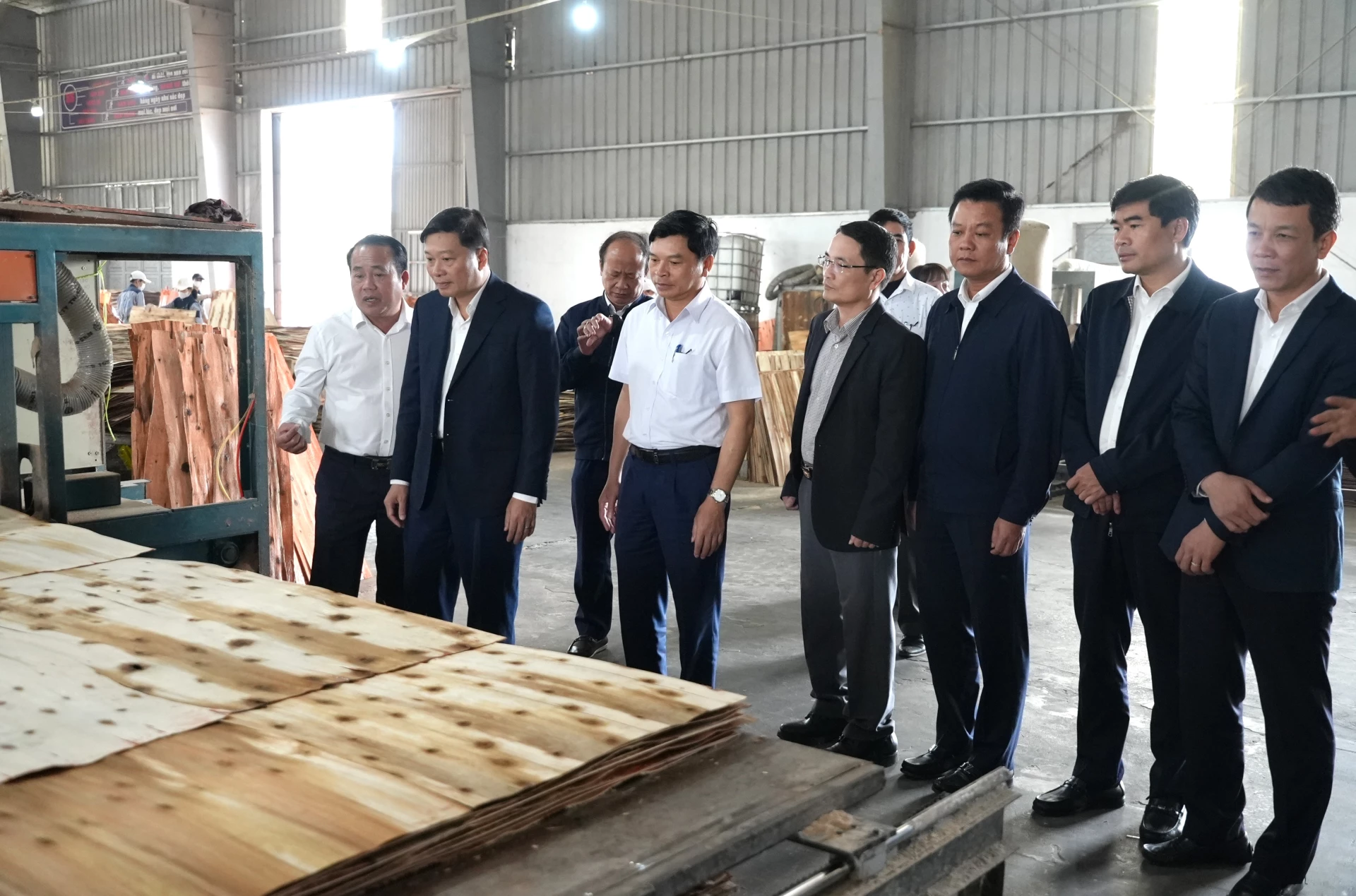 Đồng ch&iacute; L&ecirc; Hồng Vinh, Chủ tịch UBND tỉnh cũng thăm, kiểm tra tại Nh&agrave; m&aacute;y sản xuất v&aacute;n &eacute;p Thăng Long - Ảnh: Trung Đức