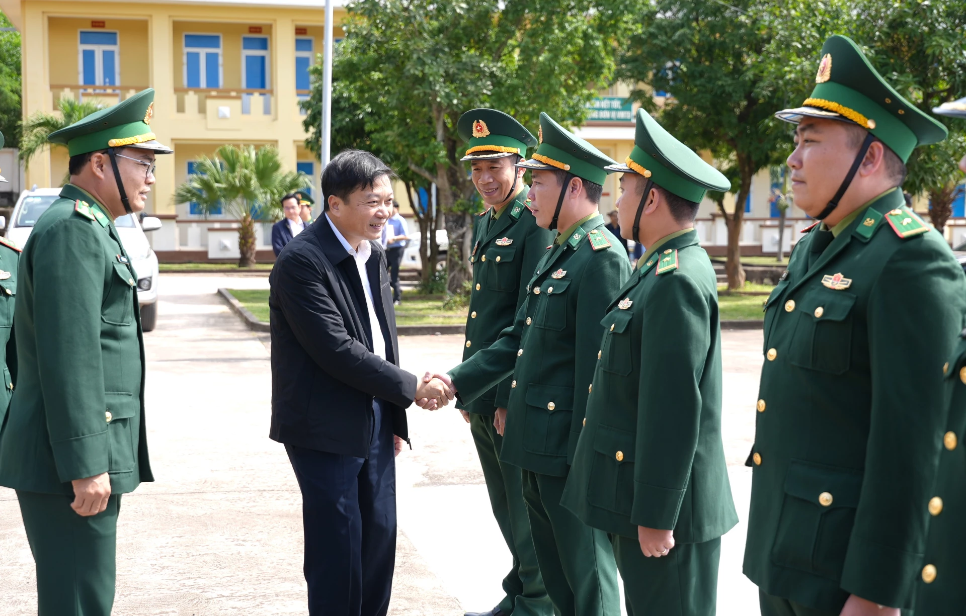 Đồng chí Lê Hồng Vinh, Chủ tịch UBND tỉnh thăm, động viên cán bộ, chiến sĩ Đồn Biên phòng Cửa khẩu quốc tế Lao Bảo - Ảnh: Trung Đức