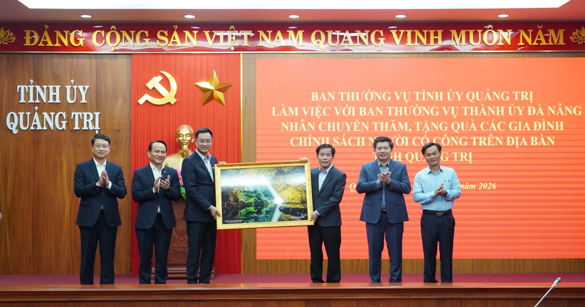 Thường trực Tỉnh ủy Quảng Trị tặng qu&agrave; lưu niệm cho Thường trực Th&agrave;nh ủy Đ&agrave; Nẵng - Ảnh: QV