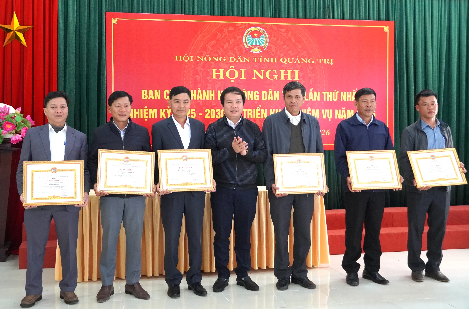 Đại diện lãnh đạo Hội Nông dân tỉnh khen thưởng các tập thể có thành tích xuất sắc trong hoạt động ủy thác Ngân hàng Chính sách xã hội năm 2025. Ảnh: H.Tr.