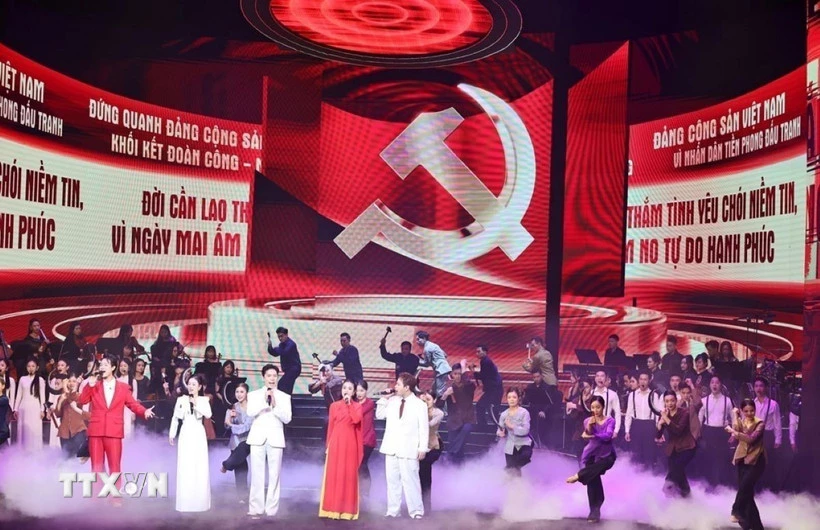 Tiết mục biểu diễn tại Chương tr&igrave;nh h&ograve;a nhạc ch&iacute;nh luận nghệ thuật đặc biệt &ldquo;M&atilde;i m&atilde;i niềm tin theo Đảng.&rdquo; (Ảnh: Minh Đức/TTXVN)