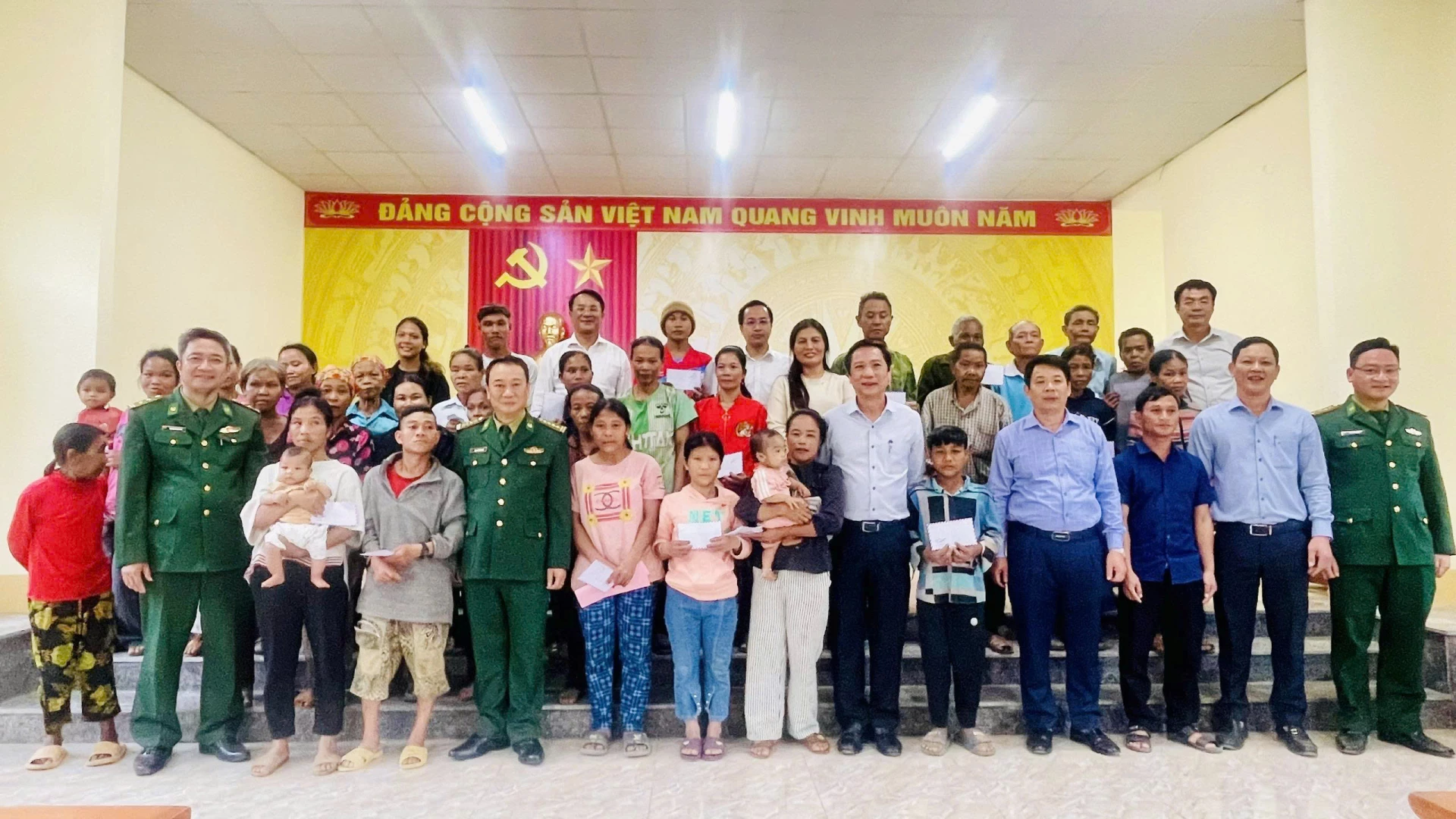 Đo&agrave;n c&ocirc;ng t&aacute;c đ&atilde; trao 150 suất qu&agrave; Tết sớm cho b&agrave; con người Rục - Ảnh: T.L