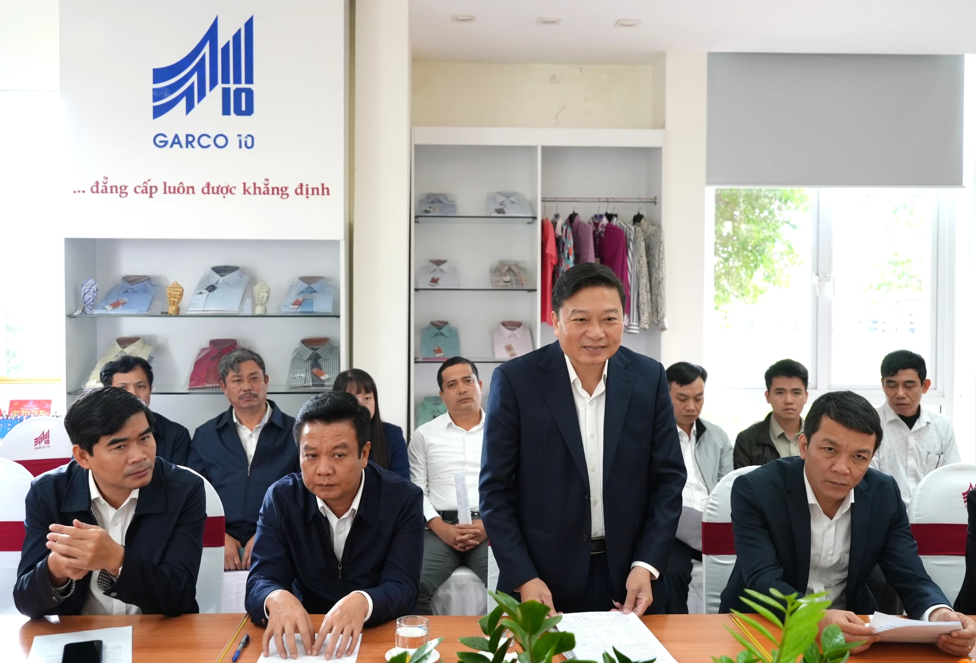 Đồng ch&iacute; L&ecirc; Hồng Vinh, Chủ tịch UBND tỉnh cũng biểu dương, đ&aacute;nh gi&aacute; cao nỗ lực vượt kh&oacute; của doanh nghiệp - Ảnh: Trung Đức