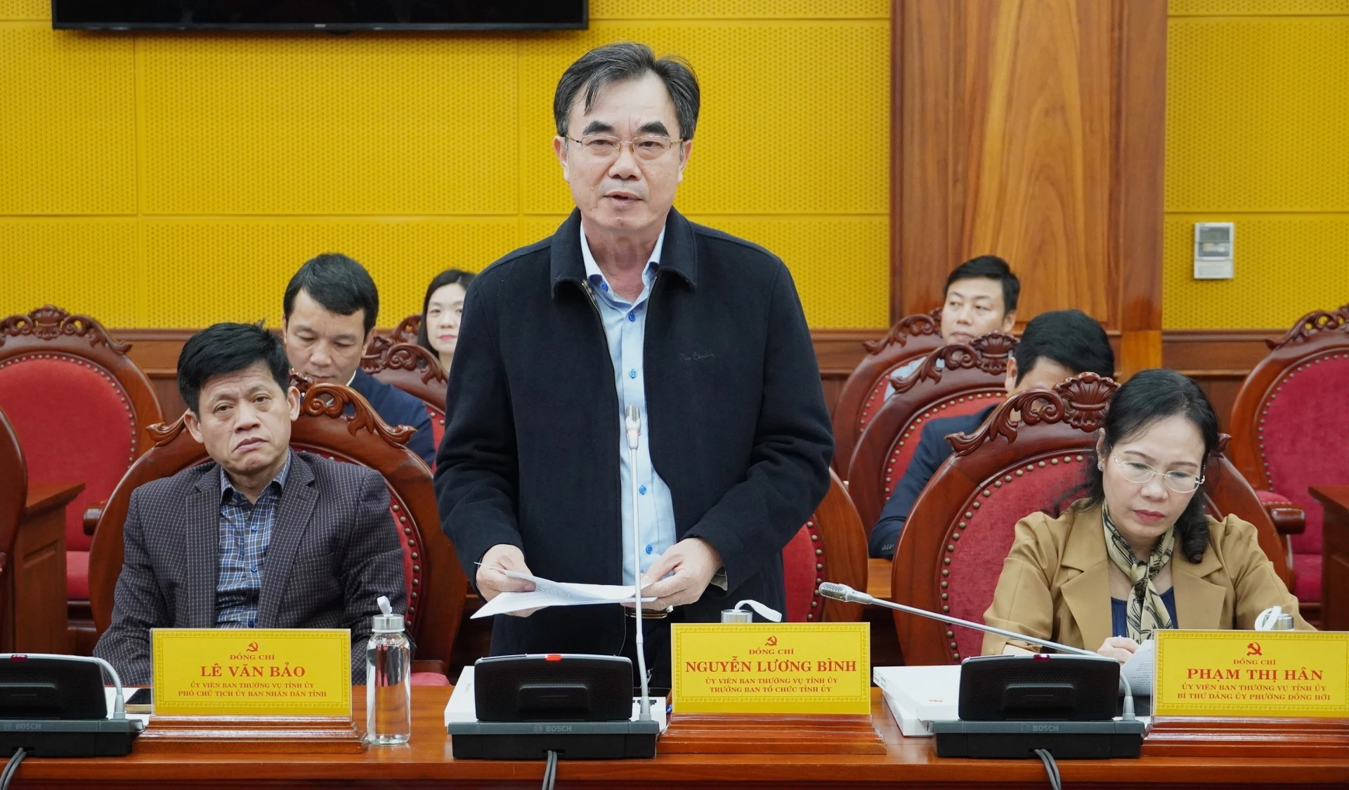 Đồng ch&iacute; Nguyễn Lương B&igrave;nh, Ủy vi&ecirc;n Ban Thường vụ Tỉnh ủy, Trưởng Ban Tổ chức Tỉnh ủy qu&aacute;n triệt c&aacute;c văn bản li&ecirc;n quan đến Đại hội XIV của Đảng - Ảnh: QV