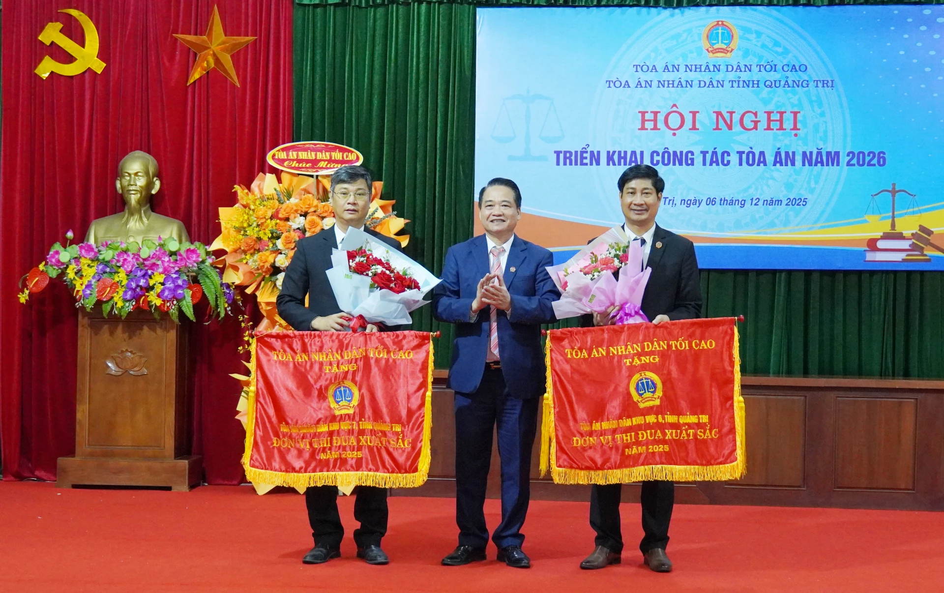 Đại diện Tòa án nhân dân Tối cao trao Cờ thi đua TAND năm 2025 cho các tập thể. (Ảnh C. H).