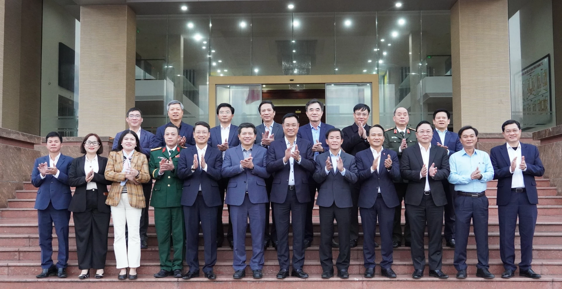 C&aacute;c đại biểu chụp ảnh lưu niệm - Ảnh: QV