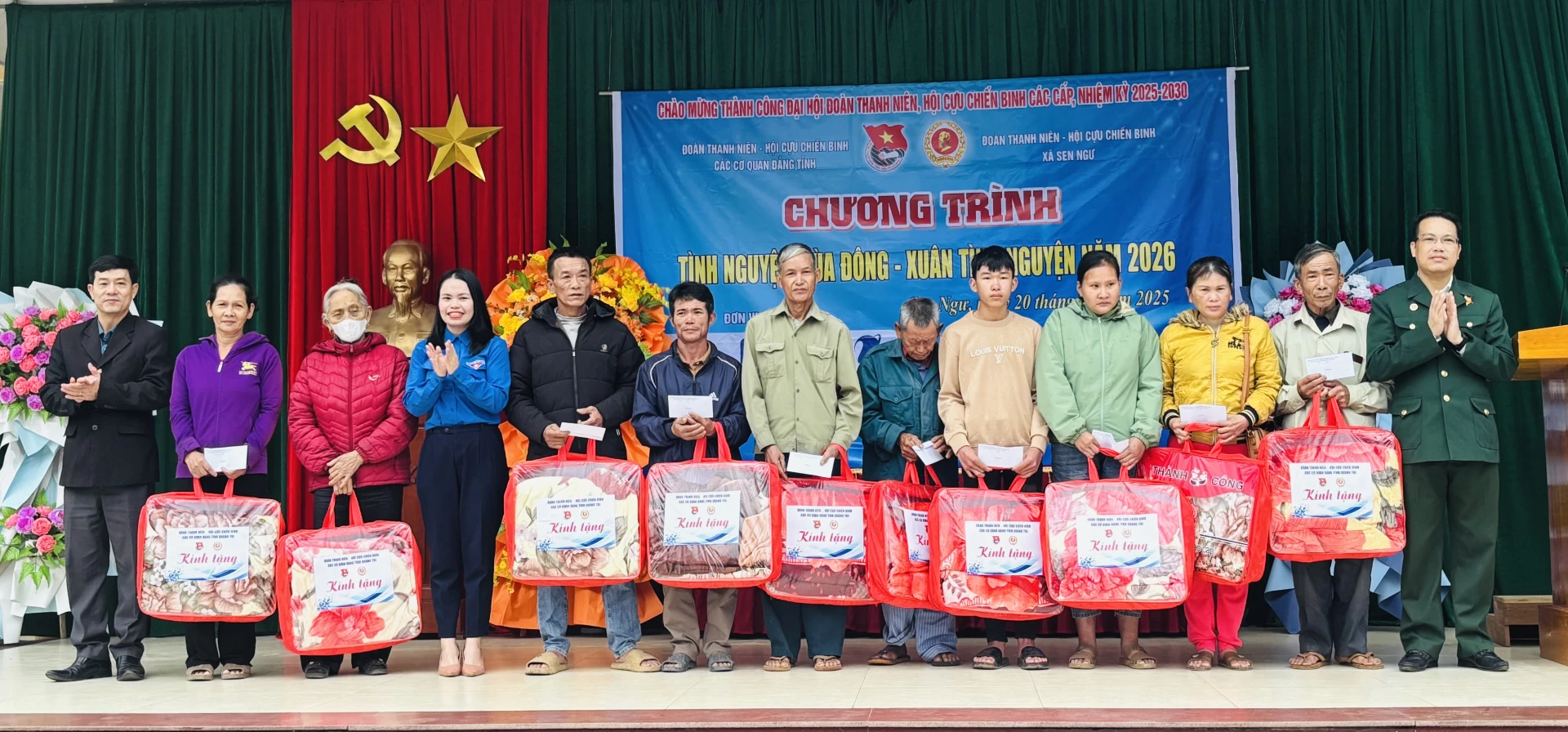 Trao qu&agrave; cho gia đ&igrave;nh cựu chiến binh v&agrave; c&aacute;c hộ c&oacute; ho&agrave;n cảnh kh&oacute; khăn - Ảnh: K.H