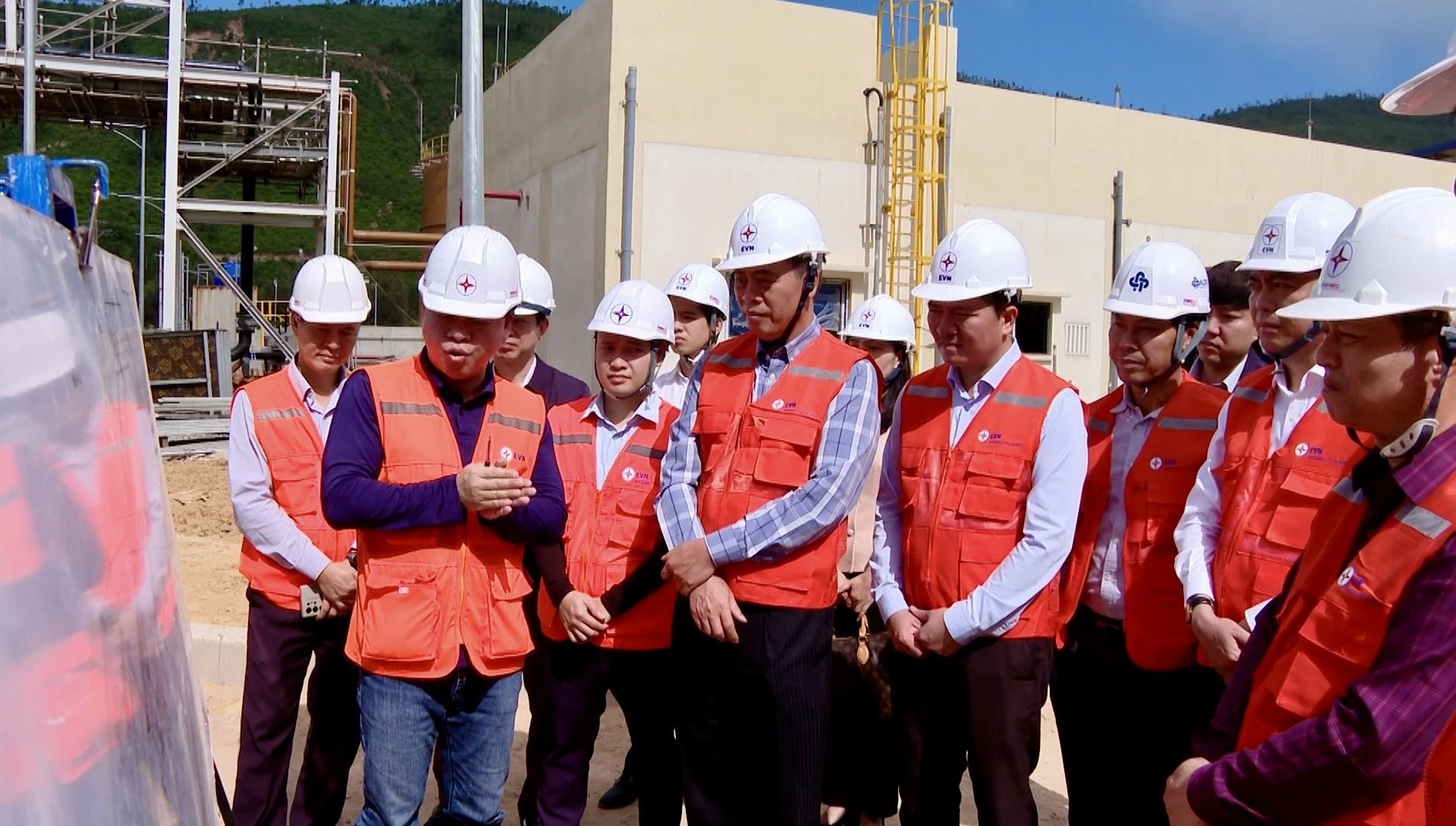 Đoàn công tác HĐND tỉnh khảo sát tại Trung tâm Nhiệt điện Quảng Trạch - Ảnh: B.C