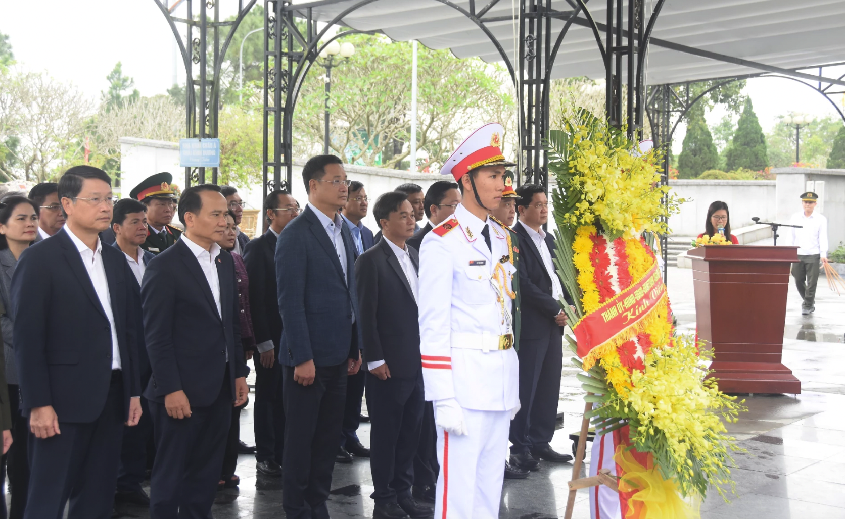 Đo&agrave;n c&ocirc;ng t&aacute;c TP. Đ&agrave; Nẵng d&acirc;ng hoa viếng c&aacute;c Anh h&ugrave;ng liệt sĩ tại Nghĩa trang liệt sĩ quốc gia Đường 9 - Ảnh: Đ.V