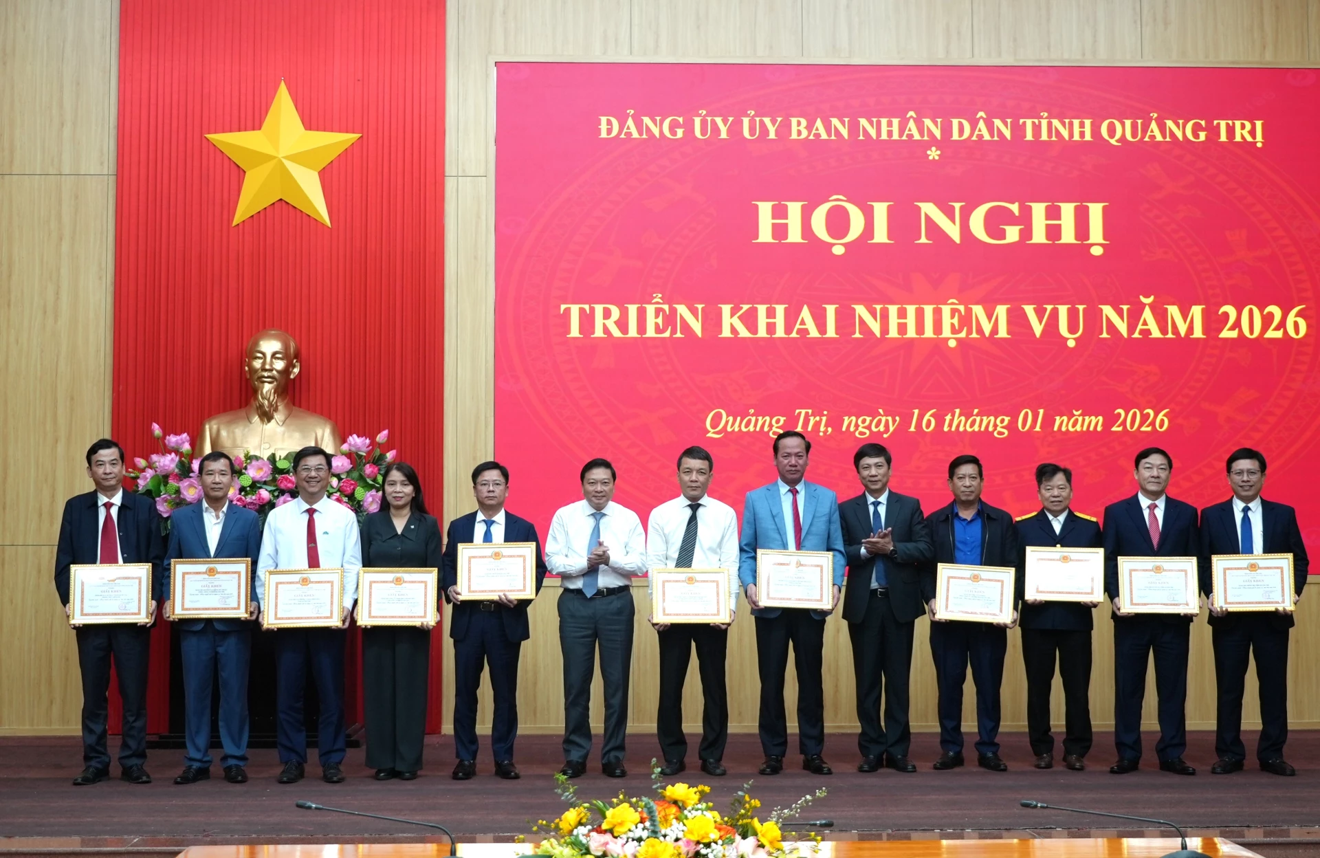 C&aacute;c đồng ch&iacute; trong Thường trực Đảng ủy UBND tỉnh khen thưởng cho 11 tổ chức cơ sở Đảng đạt ti&ecirc;u chuẩn ho&agrave;n th&agrave;nh xuất sắc nhiệm vụ ti&ecirc;u biểu năm 2025 - Ảnh: Trung Đức