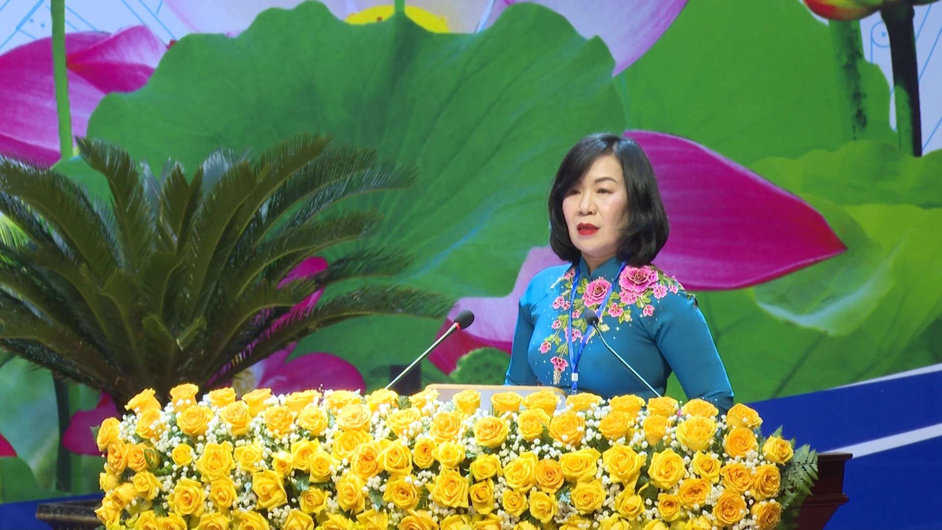 Bà Đinh Thị Quỳnh Hoa - Chủ tịch Liên minh HTX tỉnh điều hành đại hội - Ảnh: NL