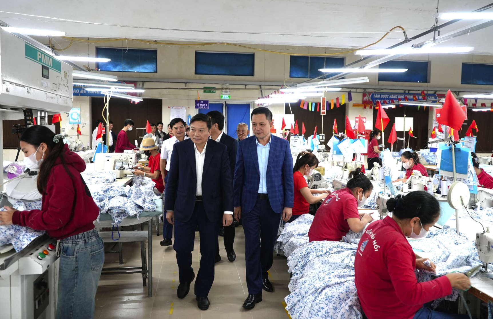 Đồng ch&iacute; Chủ tịch UBND tỉnh L&ecirc; Hồng Vinh kiểm tra hoạt động sản xuất tại X&iacute; nghiệp may H&agrave; Quảng - Ảnh: Trung Đức