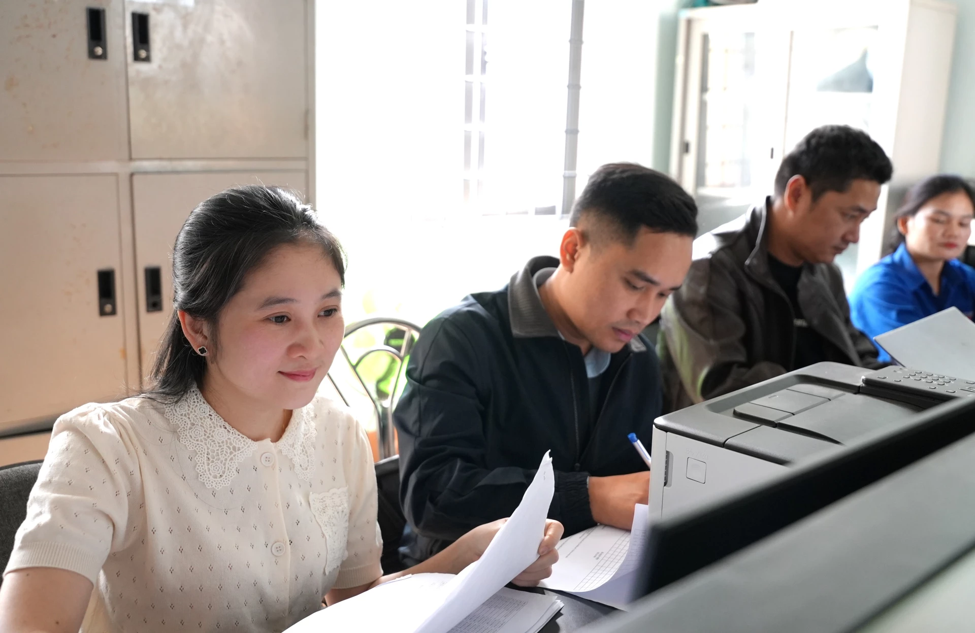 Các cán bộ làm nhiệm vụ tại Trung tâm phục vụ hành chính công xã Lìa - Ảnh: Trung Đức