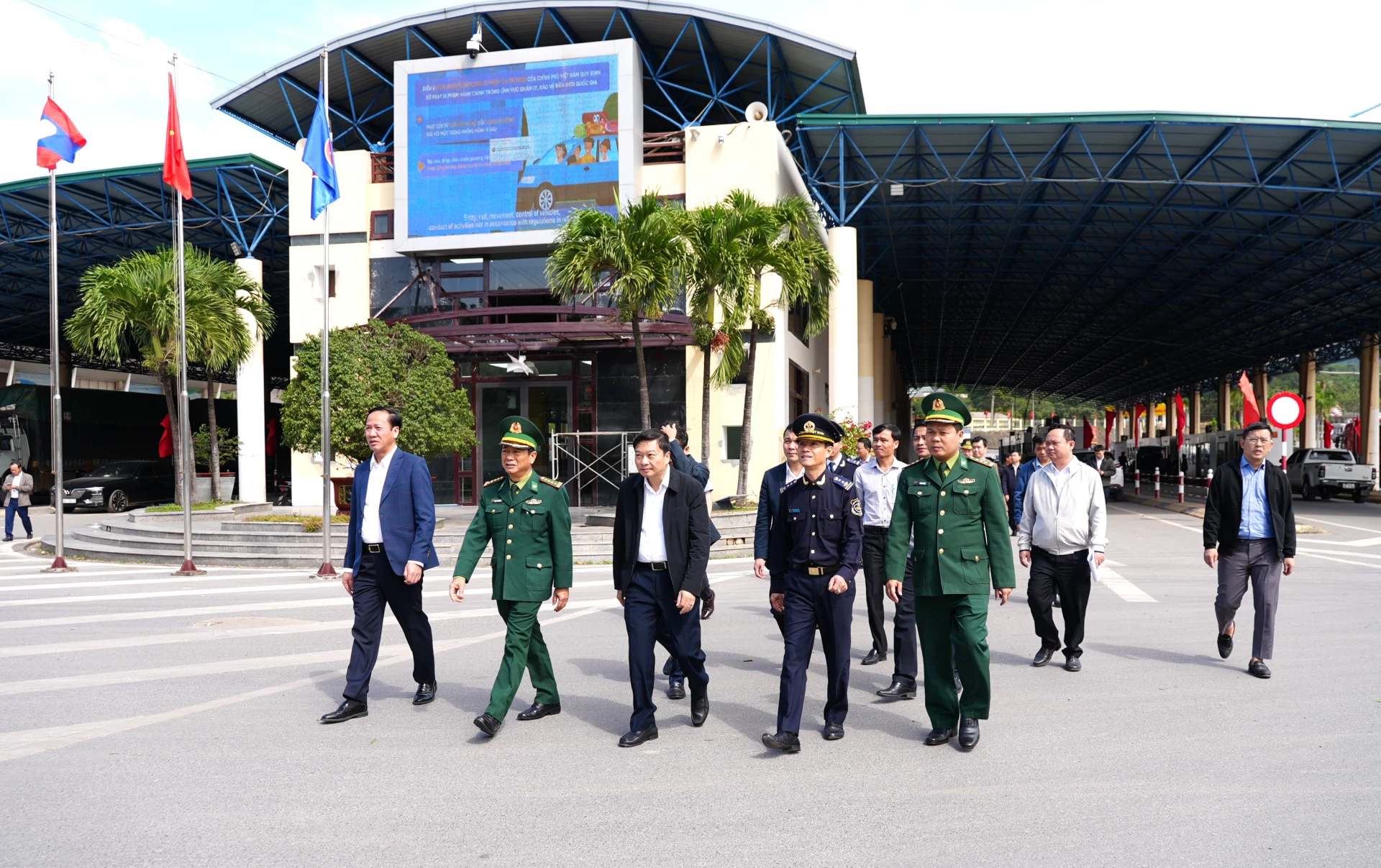Đồng chí Lê Hồng Vinh, Chủ tịch UBND tỉnh kiểm tra tình hình hoạt động tại Cửa khẩu quốc tế Lao Bảo - Ảnh: Trung Đức