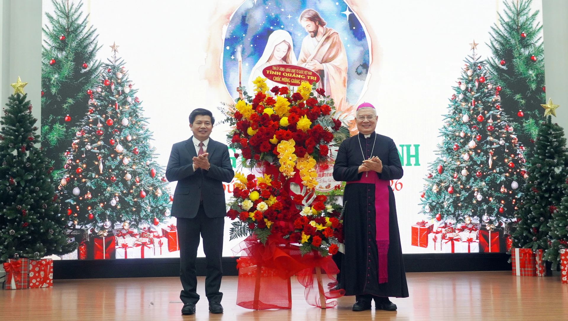 Đồng ch&iacute; Trần Vũ Khi&ecirc;m, Ph&oacute; B&iacute; thư Thường trực Tỉnh ủy tặng hoa ch&uacute;c mừng Tổng Gi&aacute;m mục Đặng Đức Ng&acirc;n, c&aacute;c vị chức sắc v&agrave; to&agrave;n thể b&agrave; con c&ocirc;ng gi&aacute;o Tổng Gi&aacute;o phận Huế - Ảnh: N.M