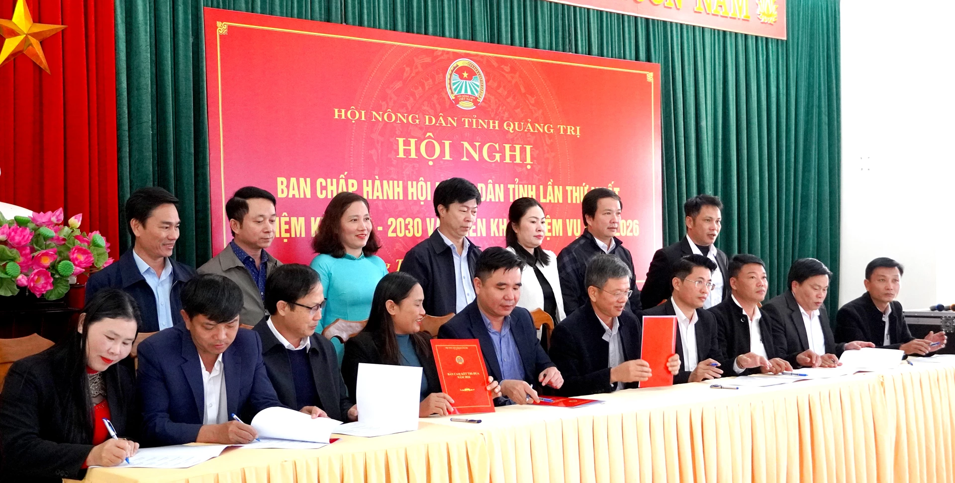 Lãnh đạo Hội Nông dân tỉnh và đại diện các cụm nông dân xã phường ý kết thực hiện các chỉ tiêu thi đua. Ảnh H.Tr