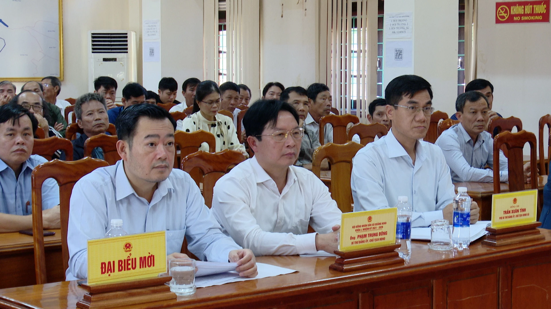 Đại diện l&atilde;nh đạo x&atilde; Quảng Ninh v&agrave; cử tri tại buổi tiếp x&uacute;c. Ảnh: Quang Ngọc