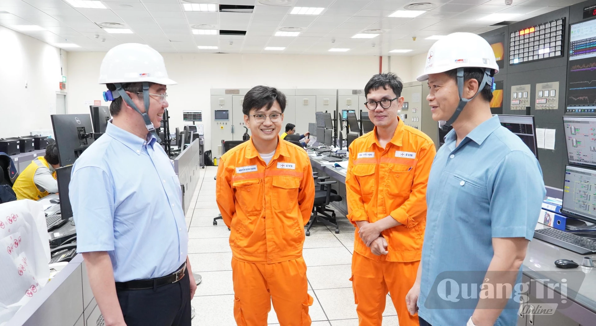 Đồng chí Vương Quốc Tuấn, Bí thư Tỉnh ủy và đồng chí Bùi Hoàng Phương, Chủ tịch UBND tỉnh thăm, động viên cán bộ, kỹ sư tại Nhà máy Nhiệt điện Quảng Trạch I - Ảnh: Q.V