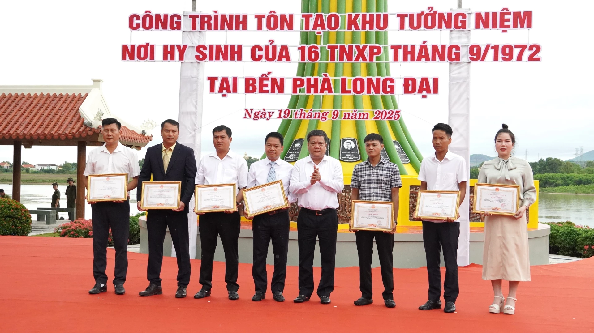 Chủ tịch UBND tỉnh Trần Phong tặng Bằng khen cho các tập thể và cá nhân có nhiều đóng góp tích cực trong triển khai công trình - Ảnh: QV