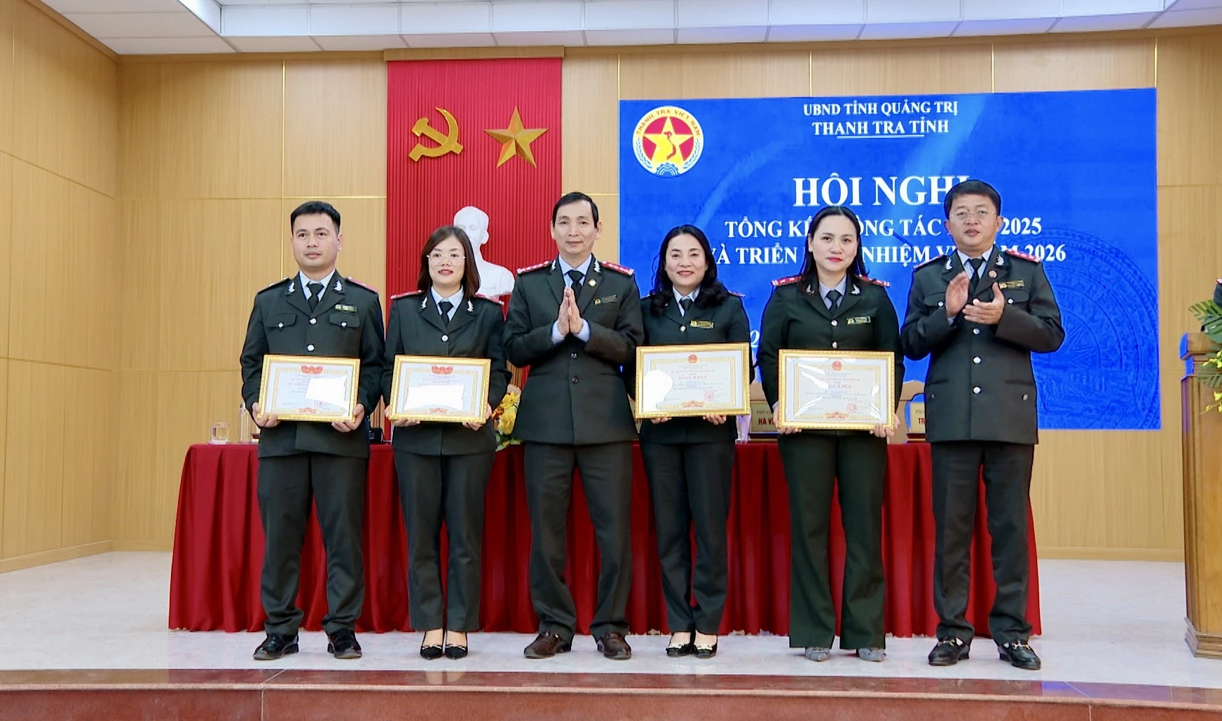 Lãnh đạo Thanh tra tỉnh trao bằng khen của Chủ tịch UBND tỉnh cho 2 tập thể, 2 cá nhân đạt thành tích cao trong công tác - Ảnh: H.N