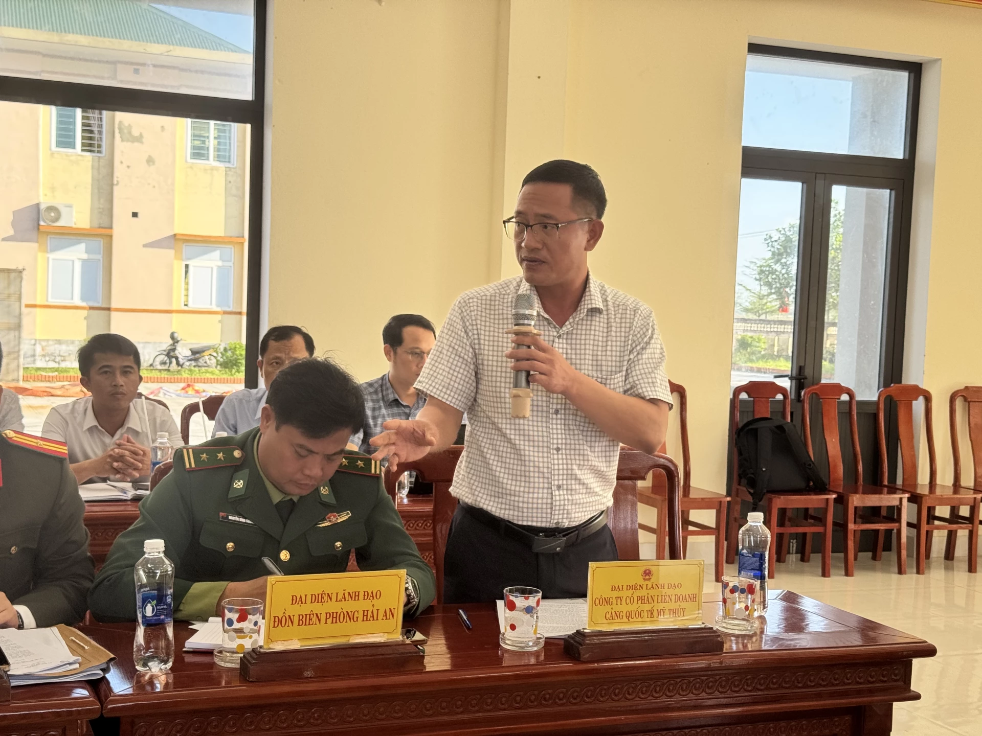 đại diện C&ocirc;ng ty Cổ phần Li&ecirc;n danh cảng Quốc tế Mỹ Thuỷ tham gia &yacute; kiến tại buổi l&agrave;m việc- Ảnh: Mai Linh