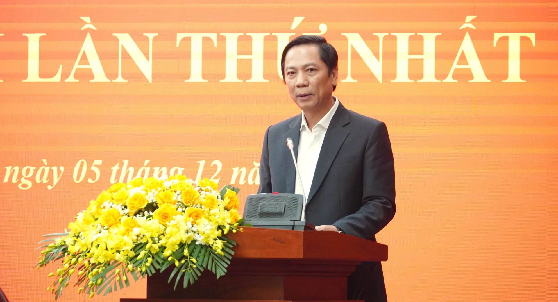 Đồng chí Hoàng Nam, Ủy viên BTV Tỉnh ủy, Phó Chủ tịch UBND tỉnh báo cáo tình hình KT-XH năm 2025 và giải pháp năm 2026 - Ảnh: QV