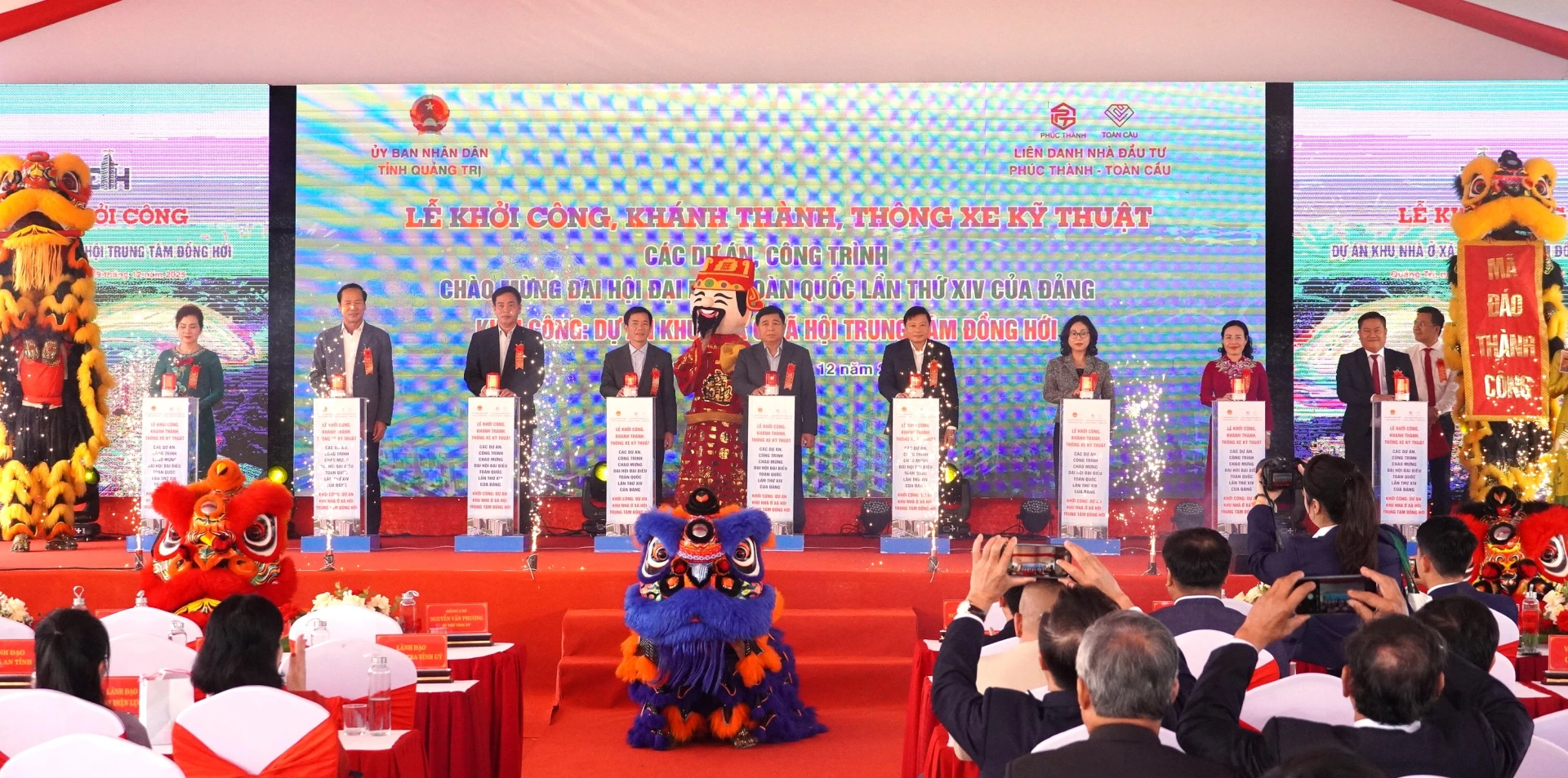 Các đại biểu thực hiện nghi thức bấm nút khởi công Dự án Nhà ở xã hội Trung tâm Đồng Hới - Ảnh: QV