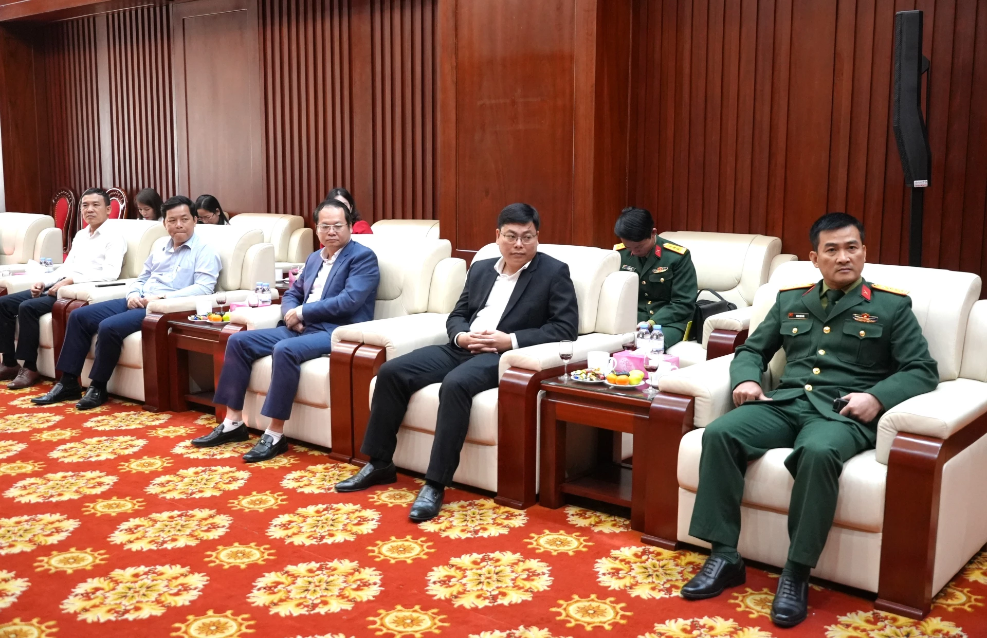 Lãnh đạo các sở, ngành của tỉnh Quảng Trị thăm, chúc mừng Bộ Tư lệnh Quân khu 4 - Ảnh: Trung Đức