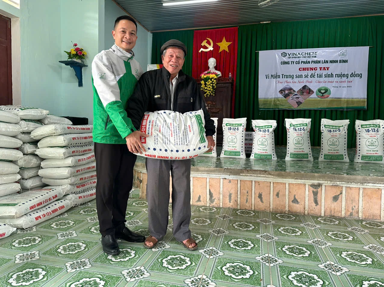 Nông dân vui mừng được Công ty Cổ phần phân lân Ninh Bình tặng phân bón trước vụ sản xuất mới. Ảnh: Việt Anh