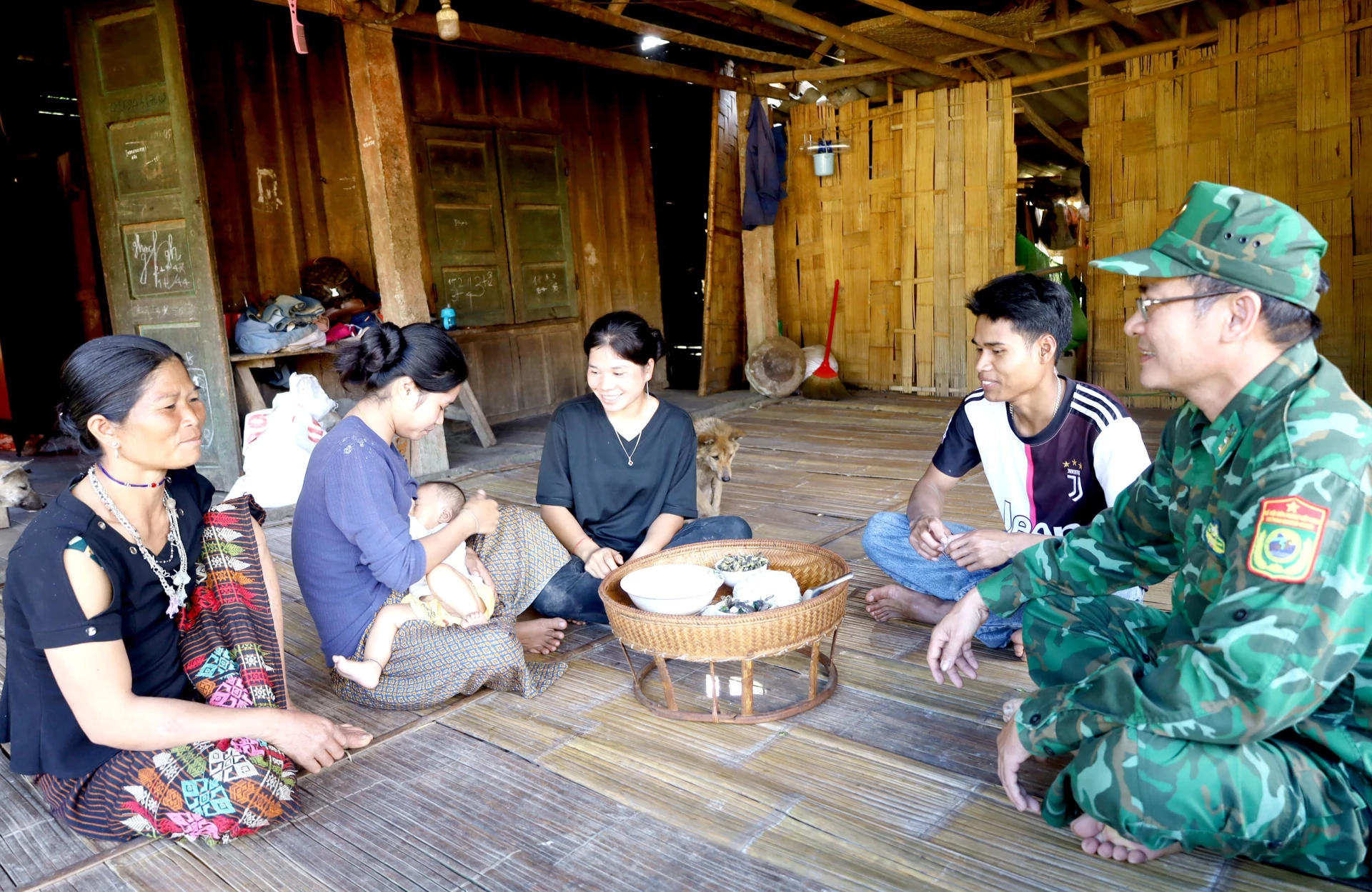 Trung tá Nguyễn Hồng Cường, nhân viên Đội trinh sát Đồn Biên phòng Cà Roòng, thành viên tổ “Đảng viên bám bản” tại bản A Ki nắm bắt tâm tư của người dân - Ảnh: V.M